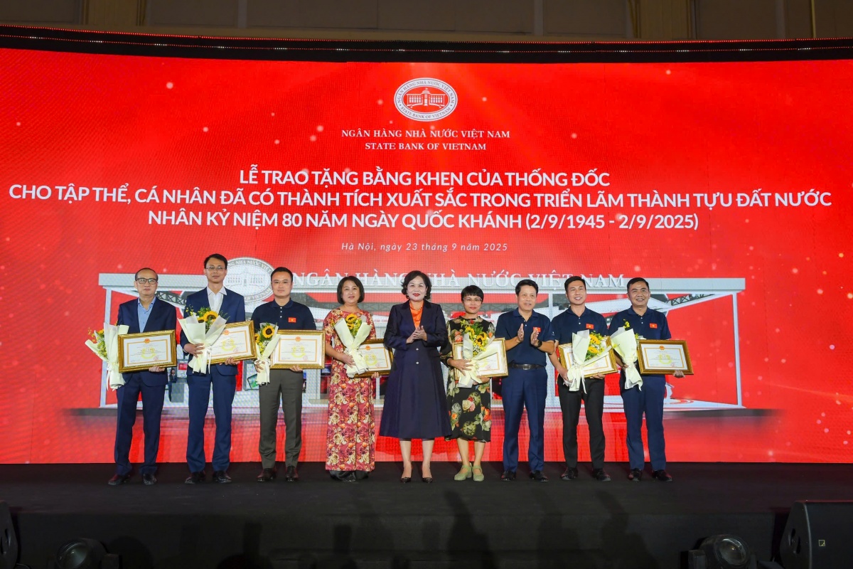 Thống đốc NHNN khen thưởng đơn vị, cá nhân xuất sắc tại Triển lãm thành tựu ngành Ngân hàng