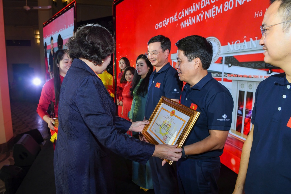 Thống đốc NHNN khen thưởng đơn vị, cá nhân xuất sắc tại Triển lãm thành tựu ngành Ngân hàng
