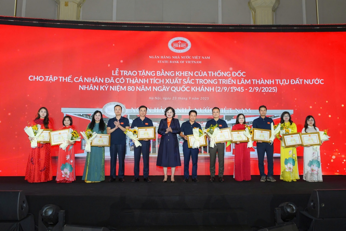 Thống đốc NHNN khen thưởng đơn vị, cá nhân xuất sắc tại Triển lãm thành tựu ngành Ngân hàng