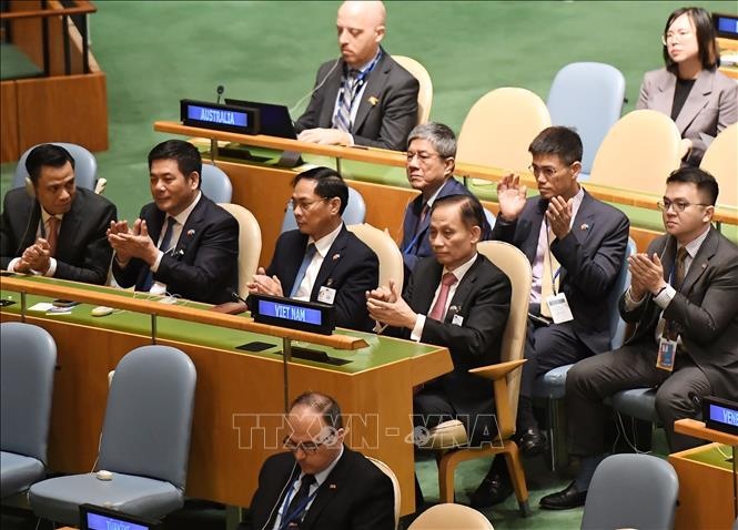 Thành viên đoàn Việt Nam tham dự Phiên thảo luận chung cấp cao Đại hội đồng LHQ khoá 80. Ảnh: TTXVN