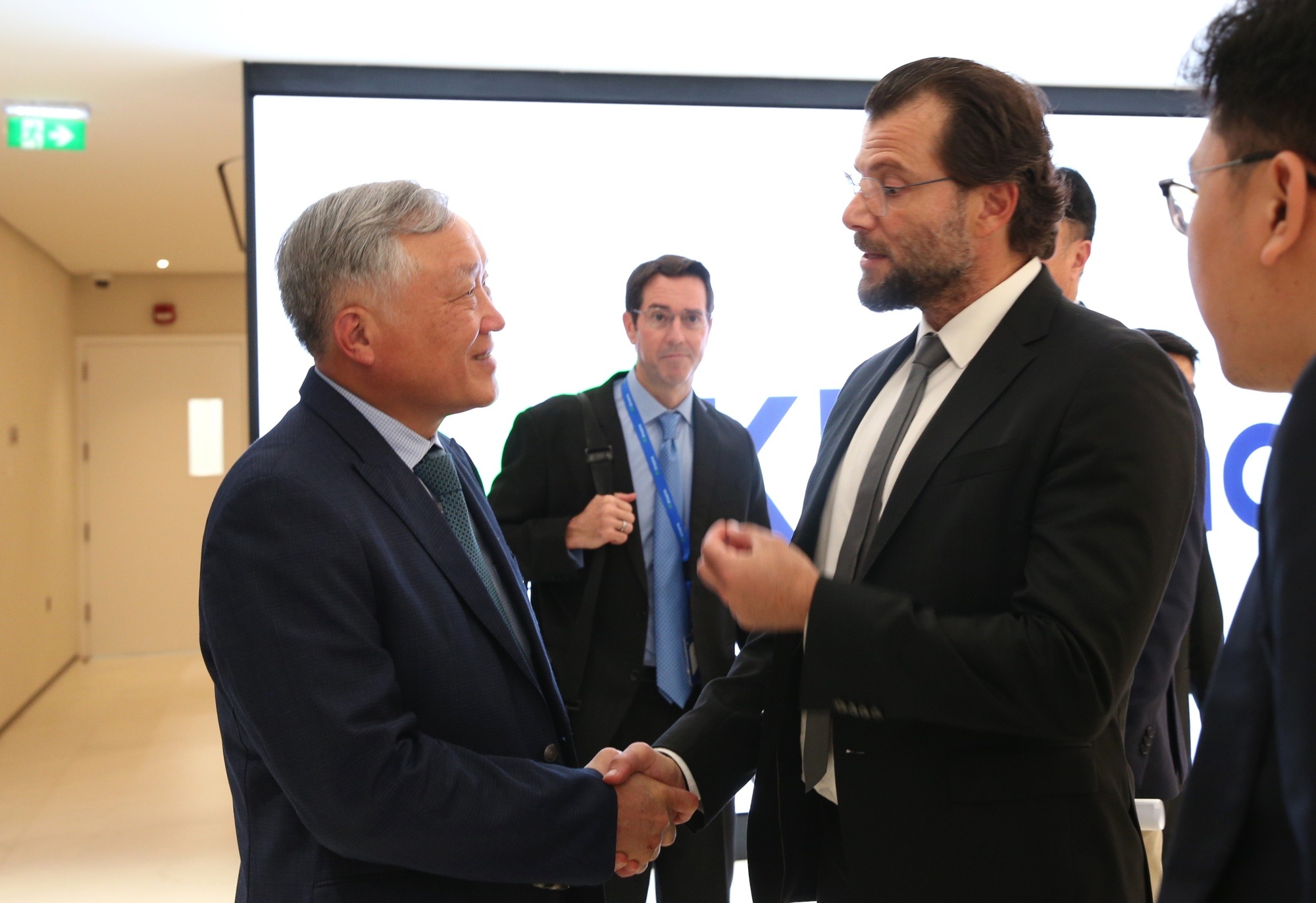 Ông Ali Al Amine, Phó Chủ tịch cấp cao Tập đoàn G42 bày tỏ vui mừng khi gặp Phó Thủ tướng Thường trực Chính phủ Nguyễn Hòa Bình - Ảnh: VGP/Nguyễn Hoàng Ông Ali Al Amine, Phó Chủ tịch cấp cao Tập đoàn G42 bày tỏ vui mừng khi gặp Phó Thủ tướng Thường trực Chính phủ Nguyễn Hòa Bình - Ảnh: VGP/Nguyễn Hoàng