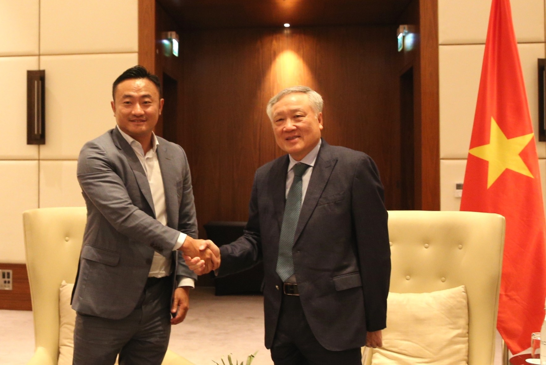 Phó Thủ tướng Thường trực Chính phủ Nguyễn Hòa Bình và Tổng Giám đốc Bybit - Ảnh: VGP/Nguyễn Hoàng