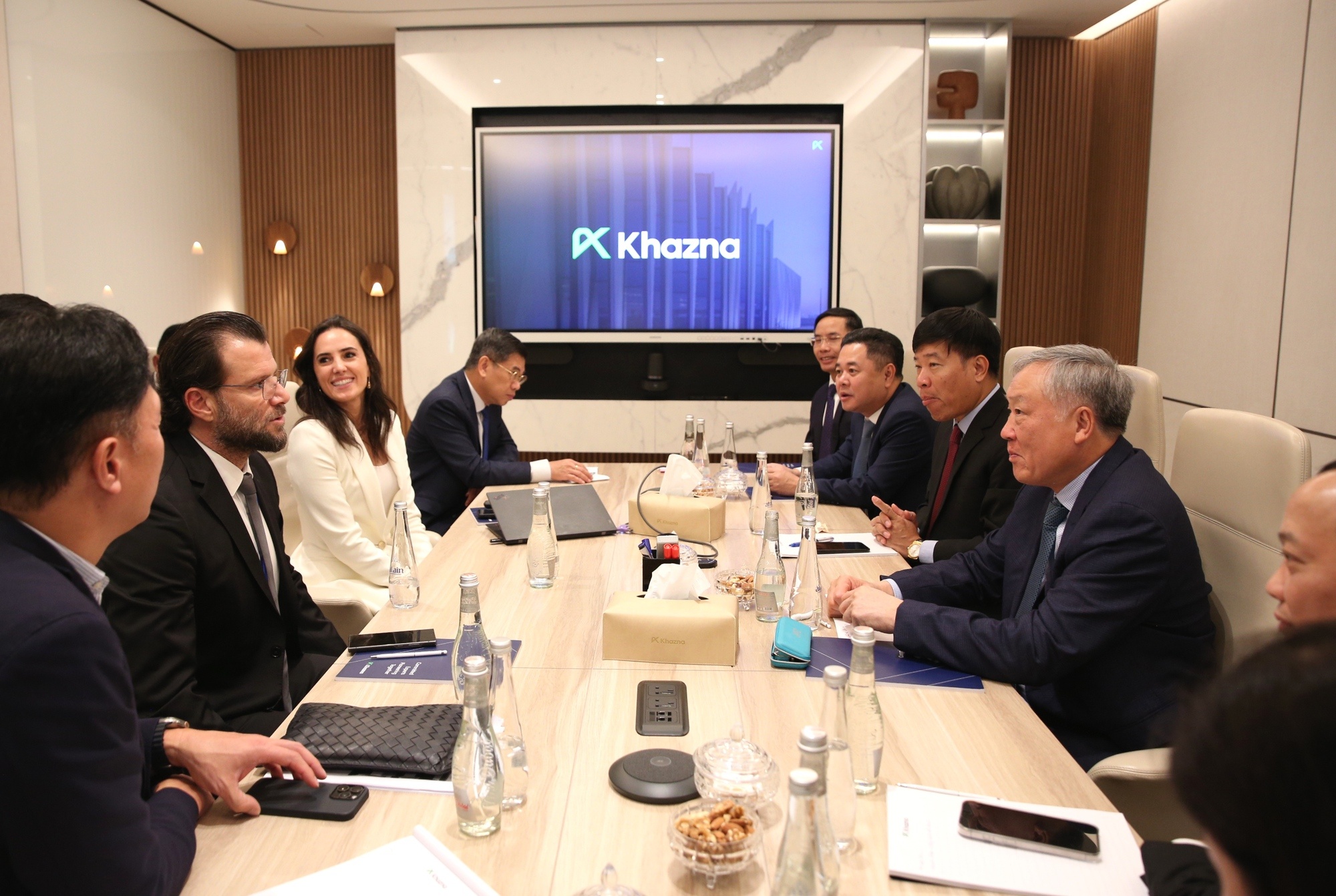 Phó Thủ tướng nhấn mạnh: Việt Nam cam kết sẽ hỗ trợ tối đa cho dự án, đồng thời mong muốn G42 tích cực tham gia đào tạo nguồn nhân lực công nghệ dữ liệu cho Việt Nam - Ảnh: VGP/Nguyễn Hoàng Phó Thủ tướng nhấn mạnh: Việt Nam cam kết sẽ hỗ trợ tối đa cho dự án, đồng thời mong muốn G42 tích cực tham gia đào tạo nguồn nhân lực công nghệ dữ liệu cho Việt Nam - Ảnh: VGP/Nguyễn Hoàng