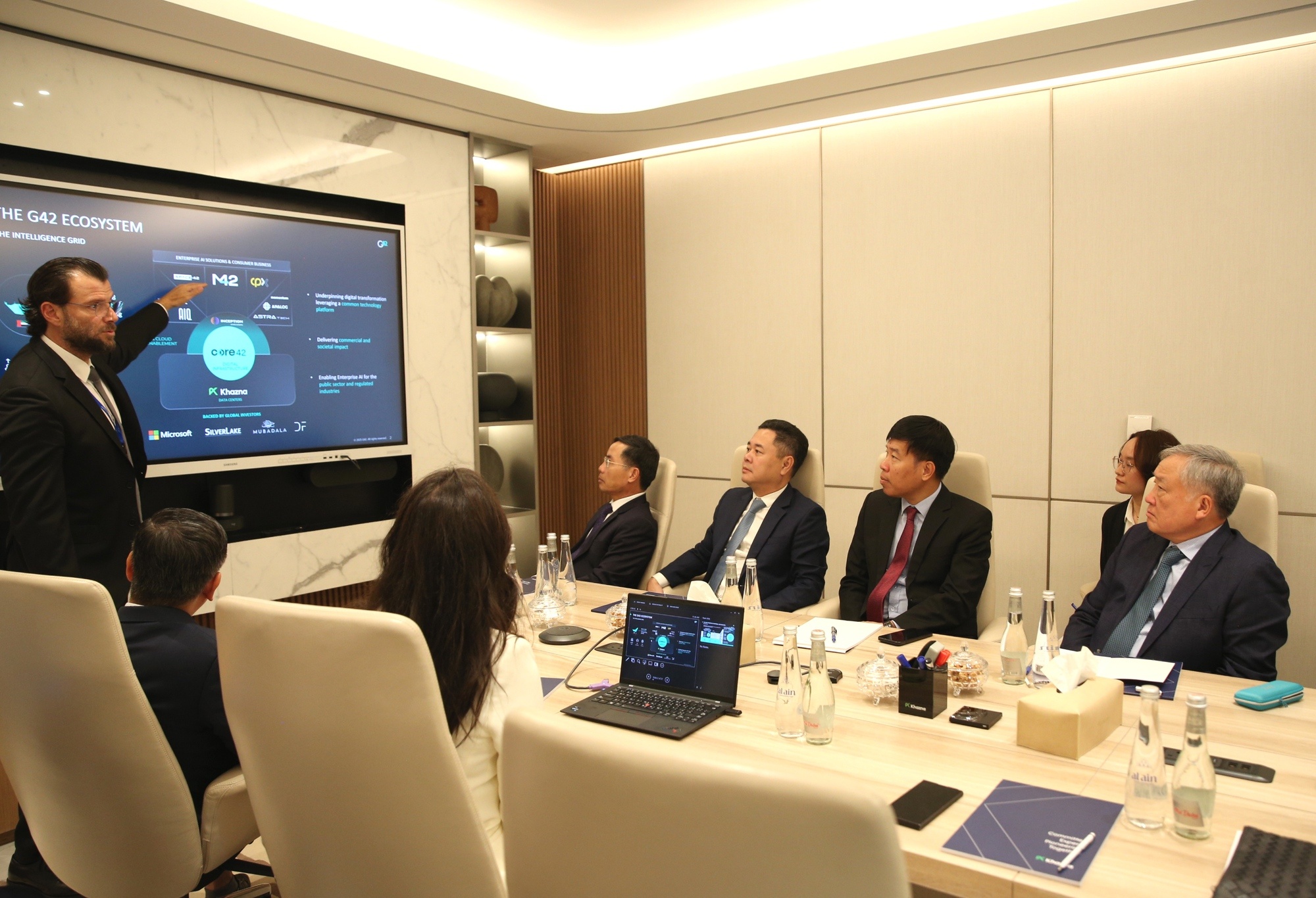 Đại diện G42 bày tỏ mong muốn được tiếp tục trao đổi, làm việc chi tiết với các bộ, ngành liên quan của Việt Nam về dự án - Ảnh: VGP/Nguyễn Hoàng Đại diện G42 bày tỏ mong muốn được tiếp tục trao đổi, làm việc chi tiết với các bộ, ngành liên quan của Việt Nam về dự án - Ảnh: VGP/Nguyễn Hoàng