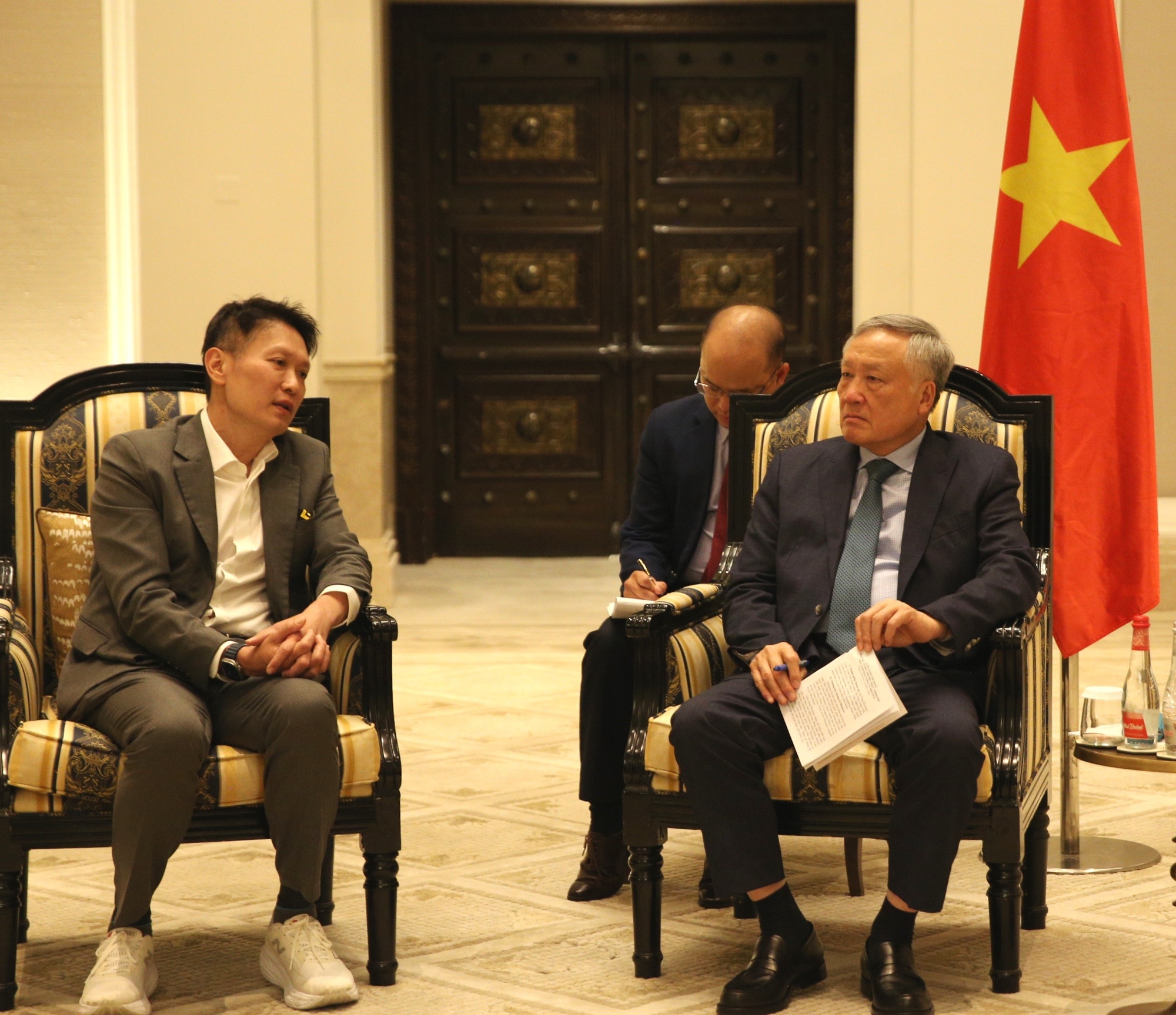 Tại buổi làm việc với Tổng giám đốc Binance Phó Thủ tướng Thường trực bày tỏ mong muốn Binance mở trụ sở tại Đà Nẵng và hợp tác chặt chẽ với trung tâm tài chính quốc tế Việt Nam trong triển khai sàn giao dịch tài sản mã hóa - Ảnh: VGP/Nguyễn Hoàng