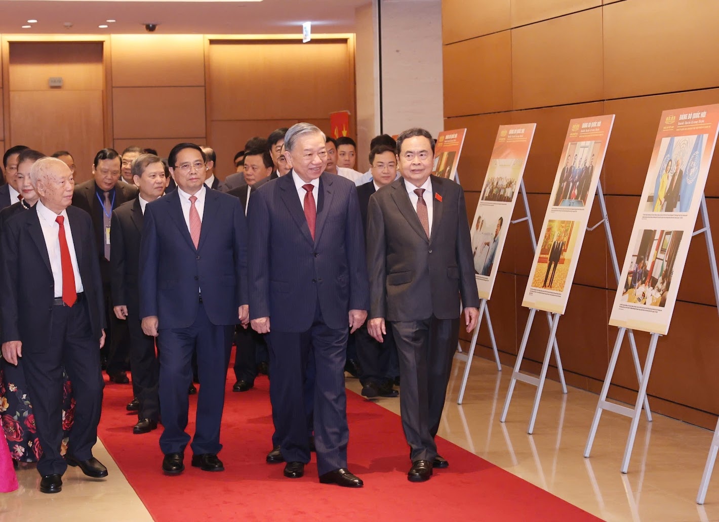 Tổng Bí thư Tô Lâm, Thủ tướng Chính phủ Phạm Minh Chính, Chủ tịch Quốc hội Trần Thanh Mẫn cũng các đại biểu tham quan triển lãm ảnh tại Đại hội - Ảnh: VGP