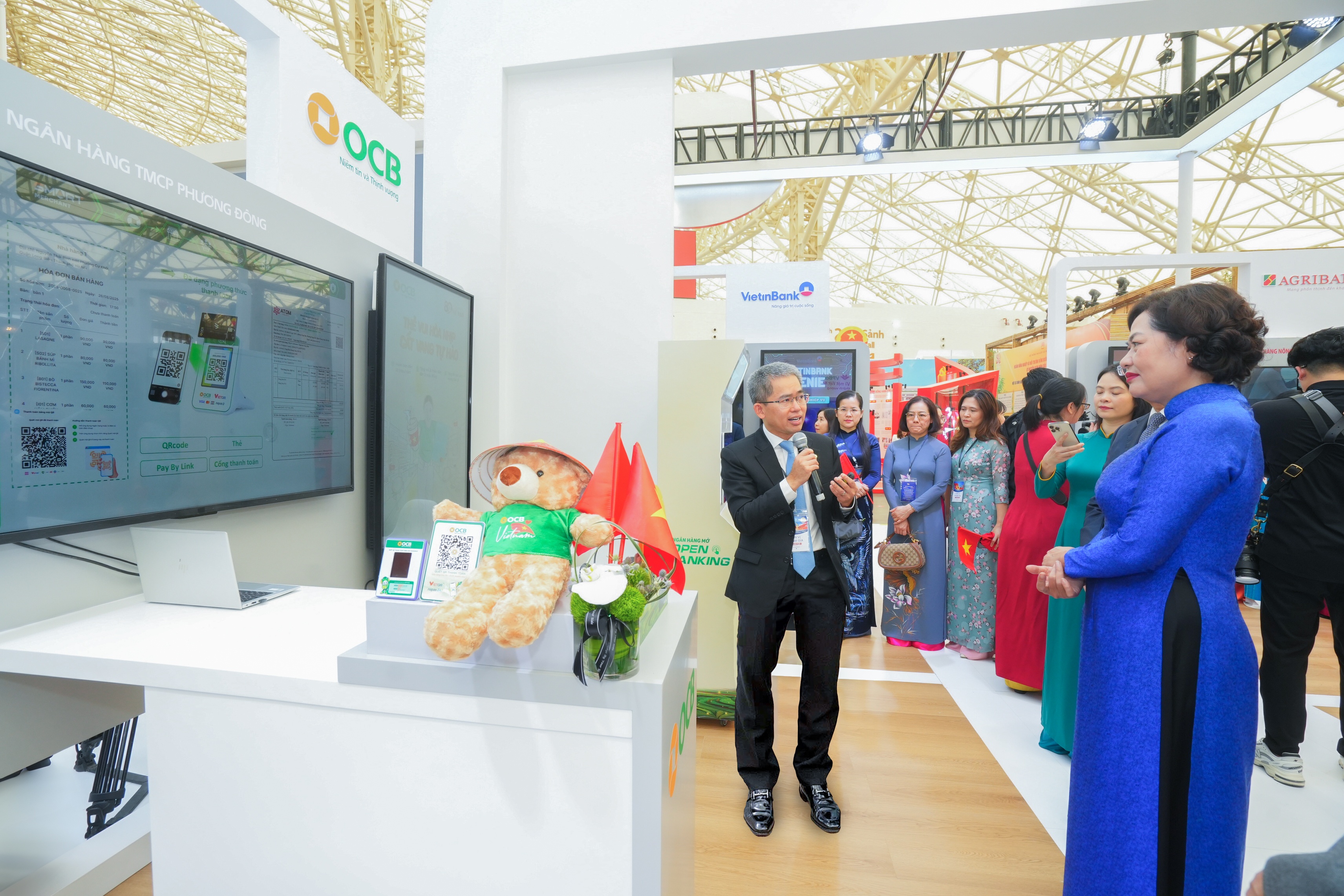 Ông Phạm Hồng Hải – Tổng Giám đốc OCB giới thiệu các sản phẩm số đến Thống đốc NHNN và các cấp lãnh đạo tại triển lãm