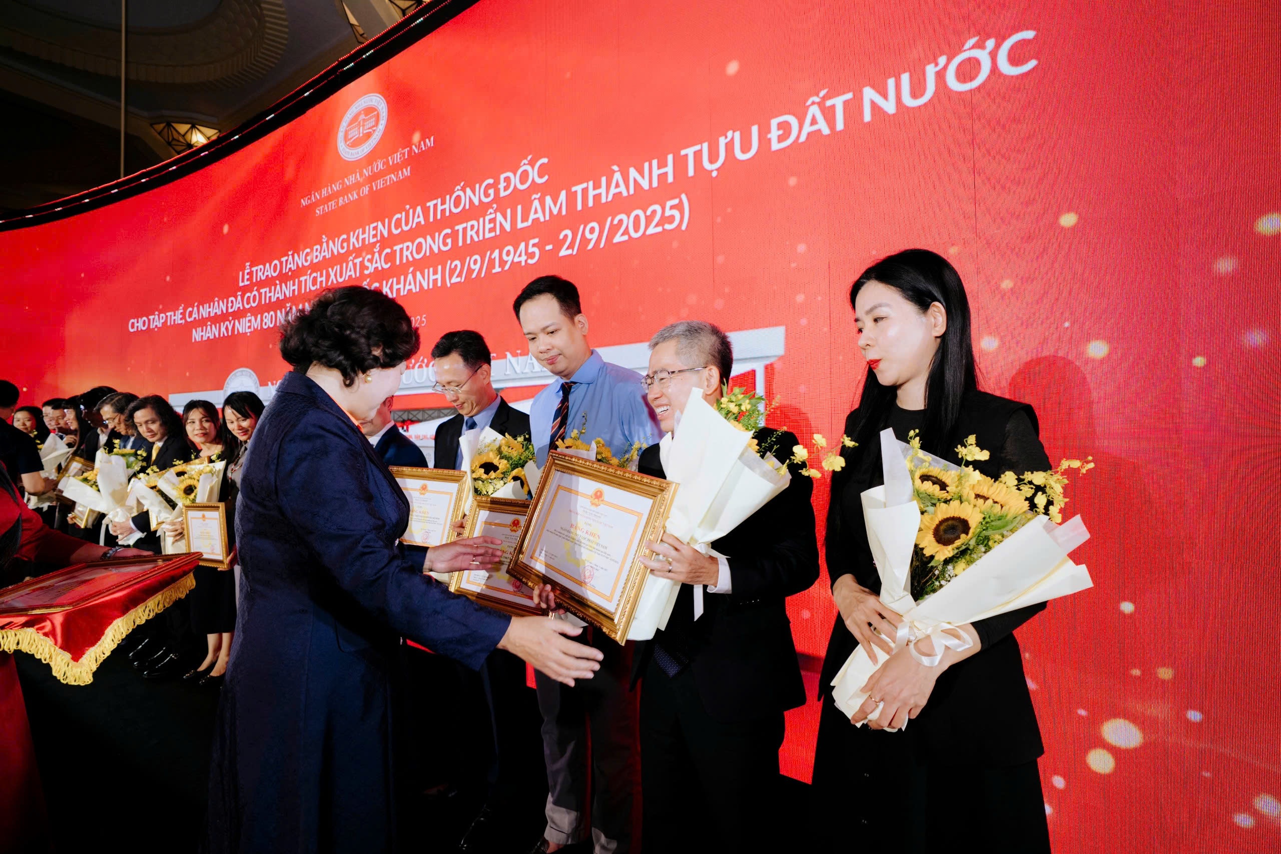 Ông Phạm Hồng Hải - Tổng Giám đốc OCB nhận Bằng khen từ Thống đốc NHNN