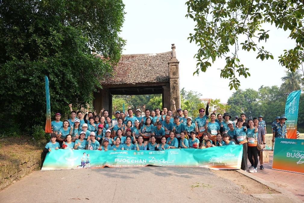 Chuỗi giải chạy cộng đồng “Bước chân Di sản” offline được ABBANK phát động tại các địa danh di sản tiêu biểu của đất nước ở 3 miền Bắc – Trung – Nam, thể hiện ý nghĩa văn hóa sâu sắc khi gắn liền hoạt động thể thao cộng đồng với những không gian văn hóa – lịch sử của dân tộc đang được gìn giữ và bảo tồn