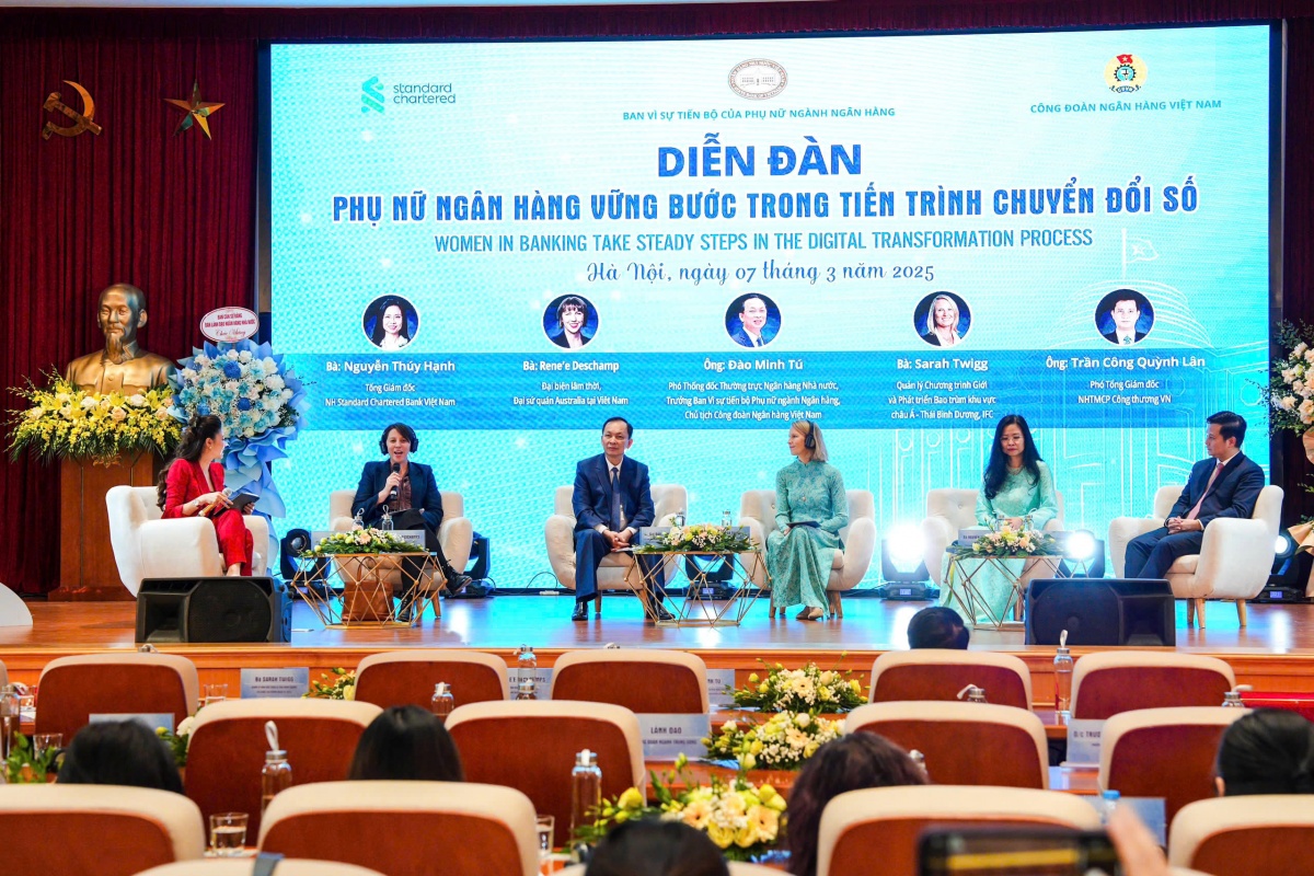 Phó Thống đốc Thường trực NHNN, Chủ tịch Công đoàn Ngân hàng Việt Nam, Trưởng ban Vì sự tiến bộ của phụ nữ ngành Ngân hàng, Đào Minh Tú trao đổi cùng các diễn giả Phó Thống đốc Thường trực NHNN, Chủ tịch Công đoàn Ngân hàng Việt Nam, Trưởng ban Vì sự tiến bộ của phụ nữ ngành Ngân hàng, Đào Minh Tú trao đổi cùng các diễn giả