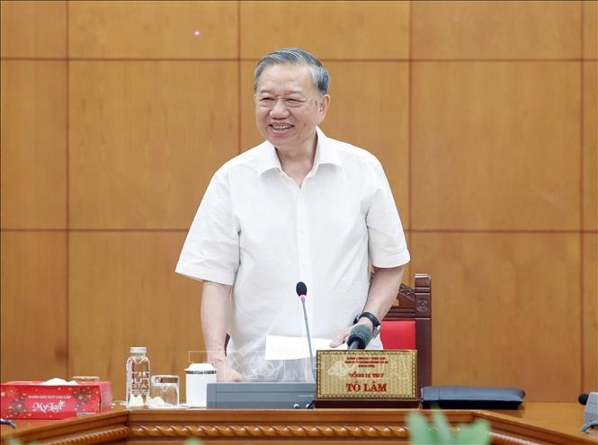 Tổng Bí thư nhấn mạnh: “Chúng ta sẽ biến Văn kiện thành công cụ lãnh đạo và quản trị hiện đại, tạo nền tảng vững chắc cho mục tiêu 2035-2045. Đó cũng là cam kết của chúng ta trước nhân dân: nói đi đôi với làm, kế hoạch đi đôi với hành động, kết quả là thước đo cao nhất” - Ảnh: TTXVN Tổng Bí thư nhấn mạnh: “Chúng ta sẽ biến Văn kiện thành công cụ lãnh đạo và quản trị hiện đại, tạo nền tảng vững chắc cho mục tiêu 2035-2045. Đó cũng là cam kết của chúng ta trước nhân dân: nói đi đôi với làm, kế hoạch đi đôi với hành động, kết quả là thư