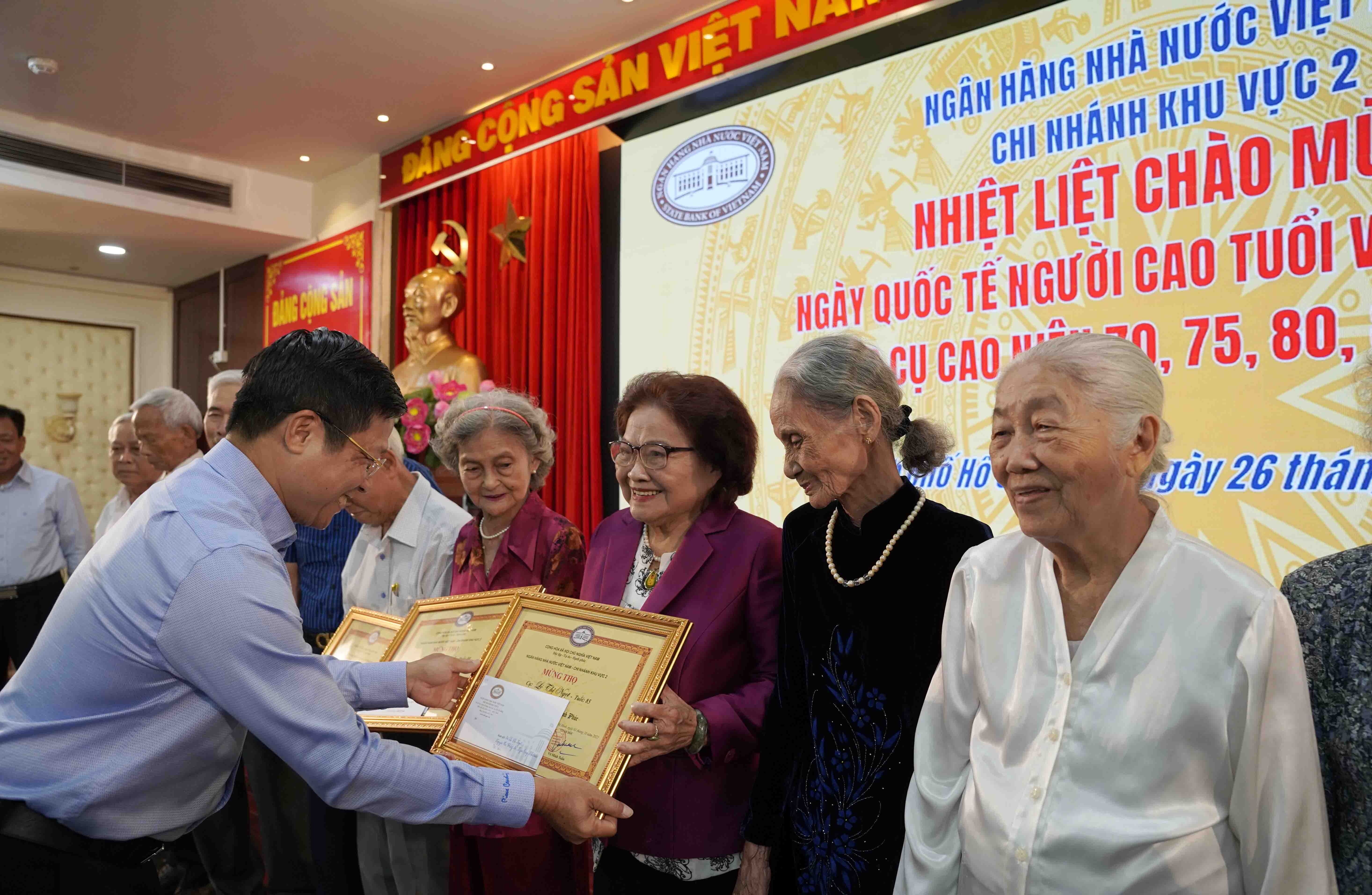 Ông Võ Minh Tuấn chúc thọ cán bộ hưu trí NHNN trên địa bàn TP. Hồ Chí Minh - Ảnh: Đ.Hải