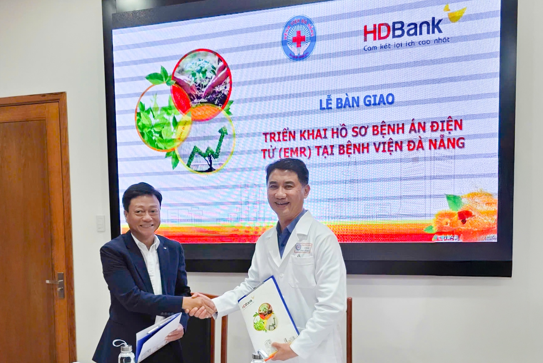Anh Nguyễn Viết Anh - Giám đốc HDBank Đà Nẵng và Tiến sĩ Bác sĩ Lê Đức Nhân- Giám đốc Bệnh viện Đà Nẵng tại Lễ bàn giao triển khai hồ sơ bệnh án điện tử (EMR) tại Bệnh viện Đà Nẵng, ngày 25/9/2025 Anh Nguyễn Viết Anh - Giám đốc HDBank Đà Nẵng và Tiến sĩ Bác sĩ Lê Đức Nhân- Giám đốc Bệnh viện Đà Nẵng tại Lễ bàn giao triển khai hồ sơ bệnh án điện tử (EMR) tại Bệnh viện Đà Nẵng, ngày 25/9/2025