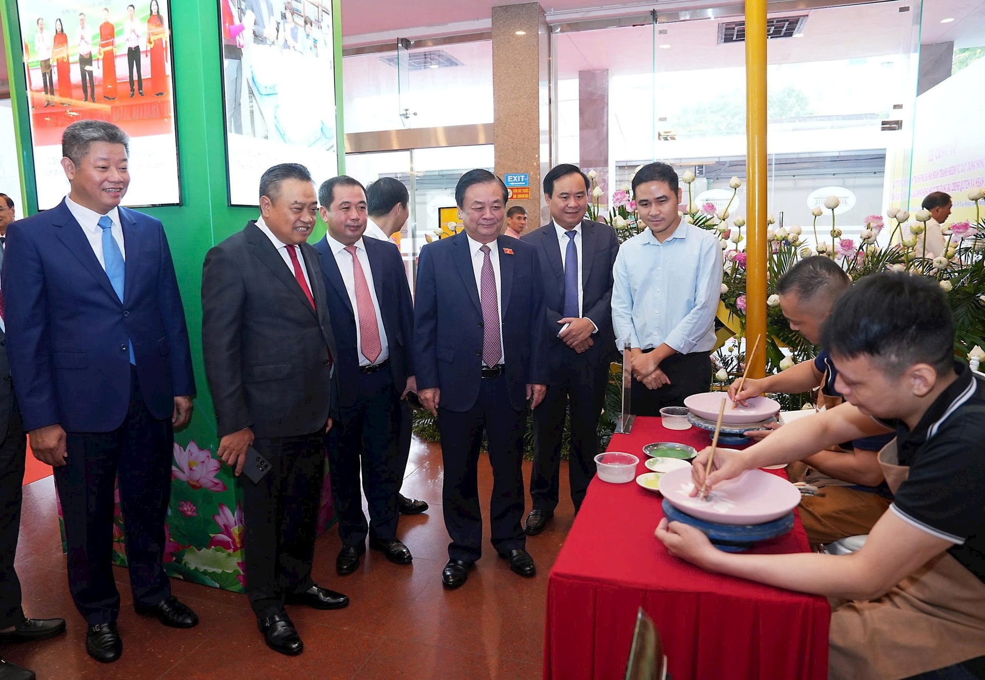 Các đại biểu Trung ương và thành phố Hà Nội tham quan khu trưng bày, giới thiệu sản phẩm OCOP tiêu biểu của Hà Nội Các đại biểu Trung ương và thành phố Hà Nội tham quan khu trưng bày, giới thiệu sản phẩm OCOP tiêu biểu của Hà Nội