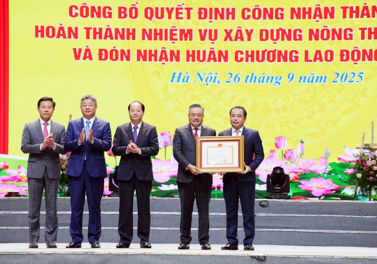 Quyền Bộ trưởng Bộ Nông nghiệp và Môi trường Trần Đức Thắng trao Bằng công nhận thành phố Hà Nội hoàn thành nhiệm vụ xây dựng nông thôn mới năm 2024 cho Đảng bộ, chính quyền và nhân dân thành phố Hà Nội Quyền Bộ trưởng Bộ Nông nghiệp và Môi trường Trần Đức Thắng trao Bằng công nhận thành phố Hà Nội hoàn thành nhiệm vụ xây dựng nông thôn mới năm 2024 cho Đảng bộ, chính quyền và nhân dân thành phố Hà Nội