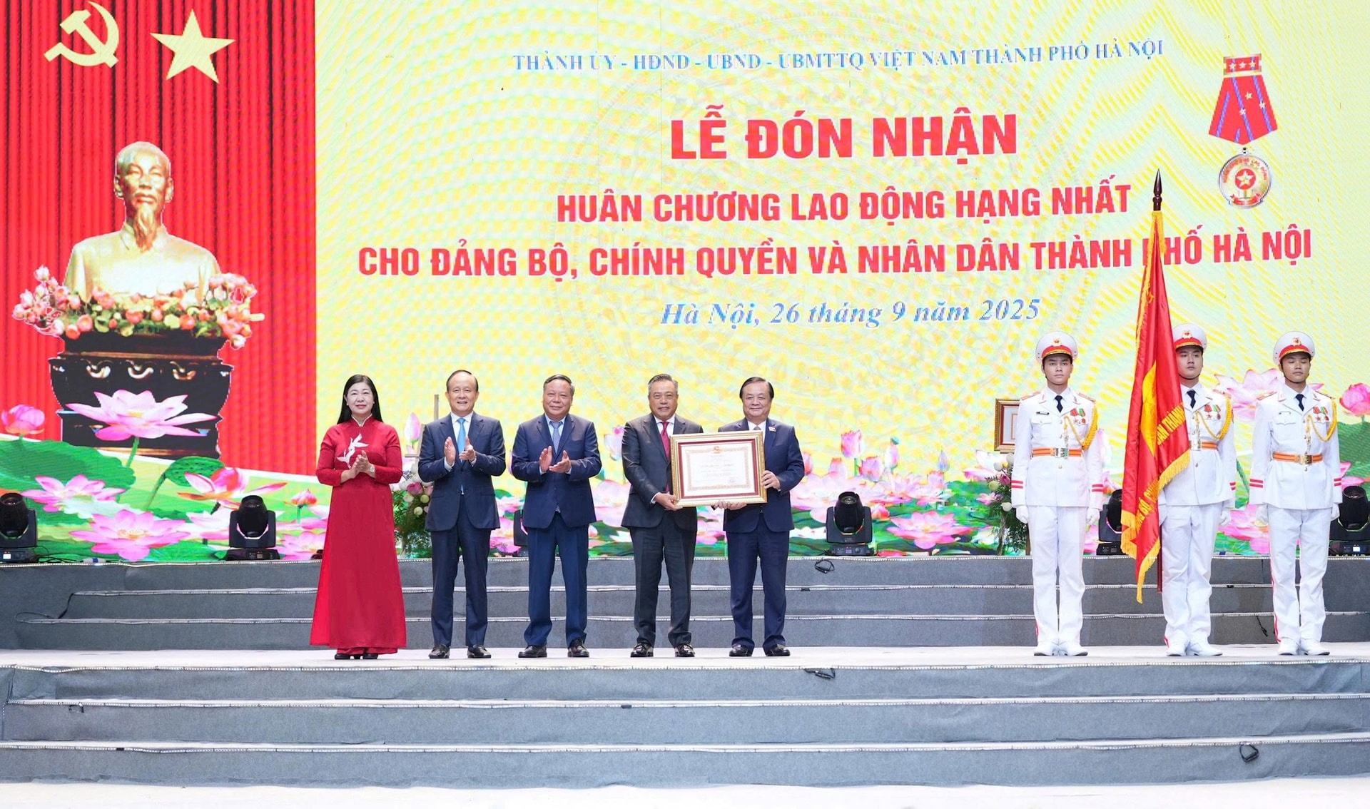 Phó Chủ tịch Quốc hội Lê Minh Hoan trao Huân chương Lao động Hạng Nhất cho Đảng bộ, Chính quyền và nhân dân thành phố Hà Nội Phó Chủ tịch Quốc hội Lê Minh Hoan trao Huân chương Lao động Hạng Nhất cho Đảng bộ, Chính quyền và nhân dân thành phố Hà Nội
