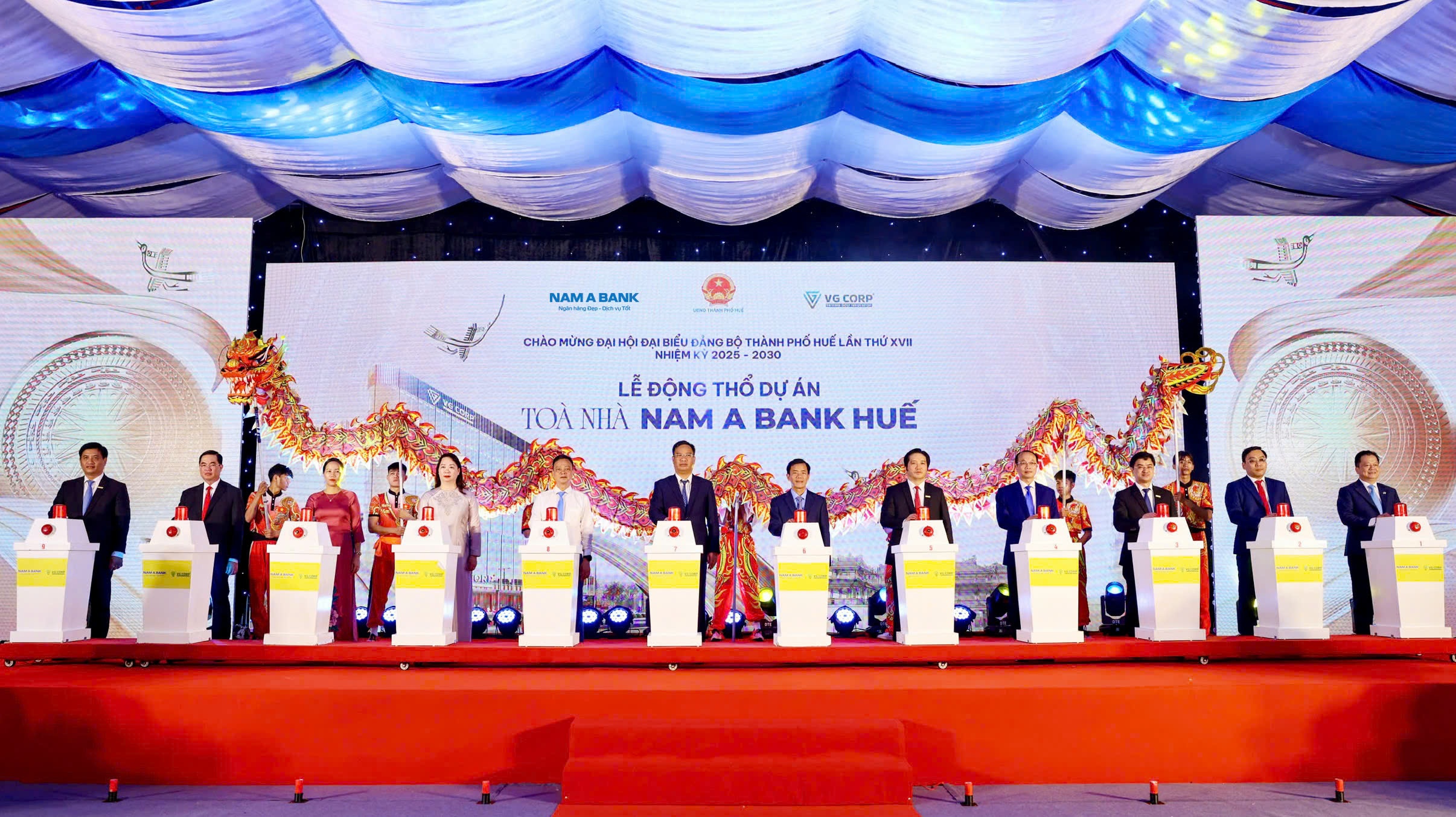Đại biểu cùng thực hiện nghi thức Lễ động thổ Tòa nhà Nam A Bank Huế.