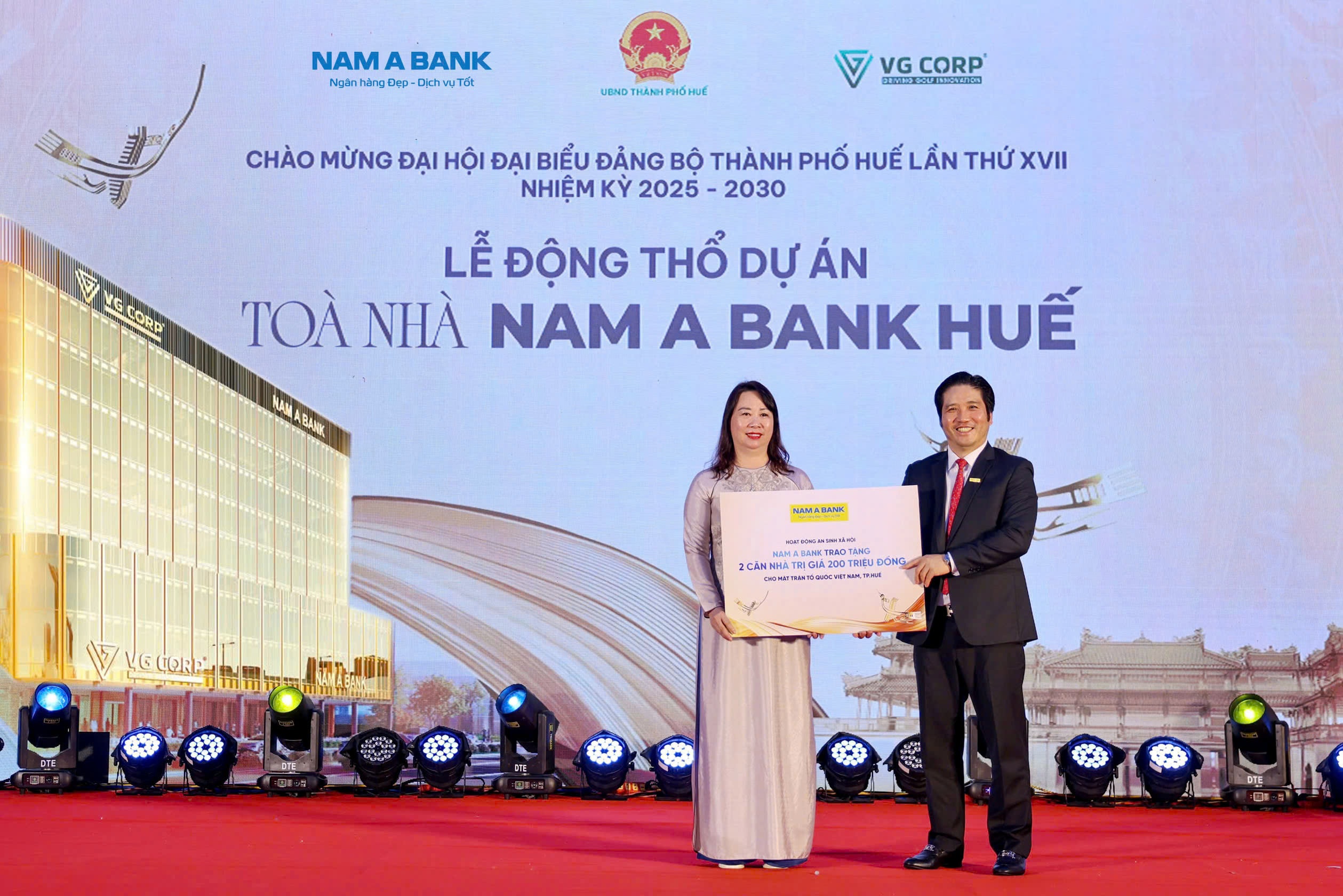 Ông Trần Khải Hoàn – Thành viên Hội đồng quản trị kiêm Quyền Tổng giám đốc Nam A Bank trao tặng 2 căn nhà an sinh xã hội cho địa phương.