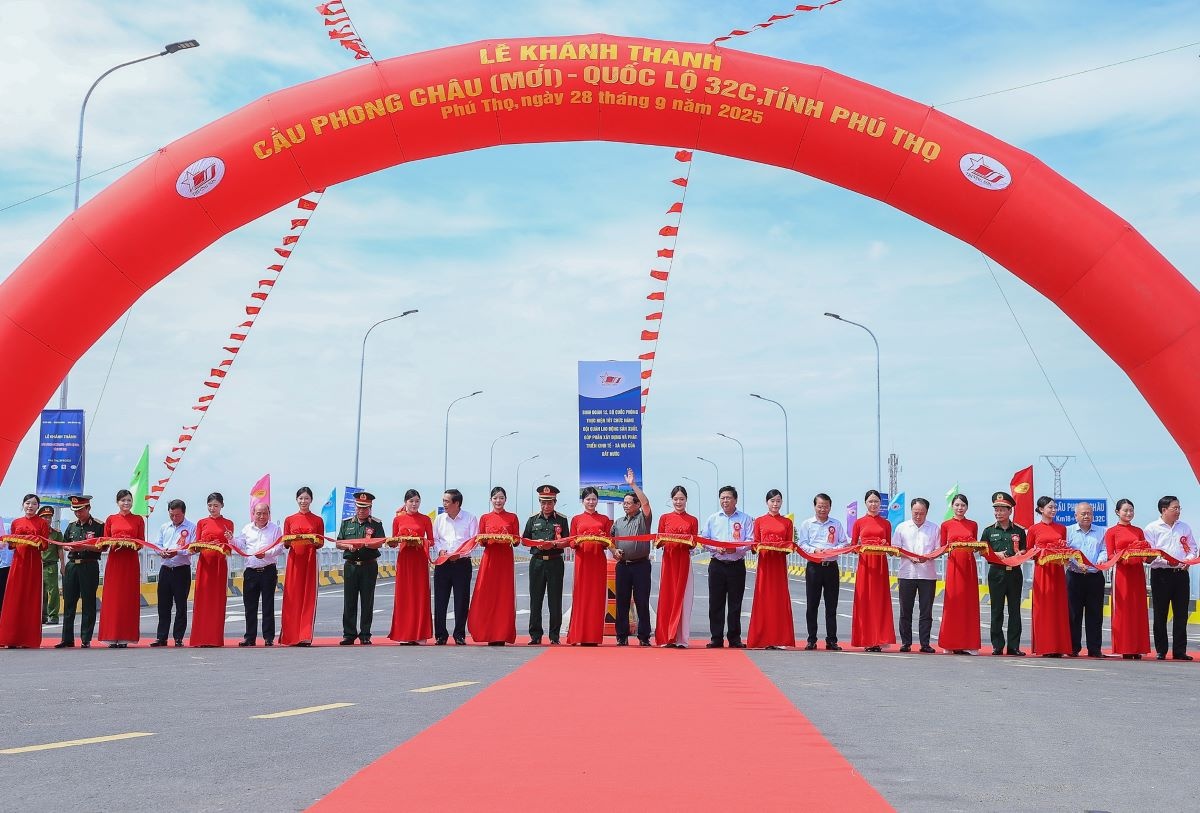 Thủ tướng Phạm Minh Chính và các đại biểu thực hiện nghi thức cắt băng khánh thành cầu Phong Châu