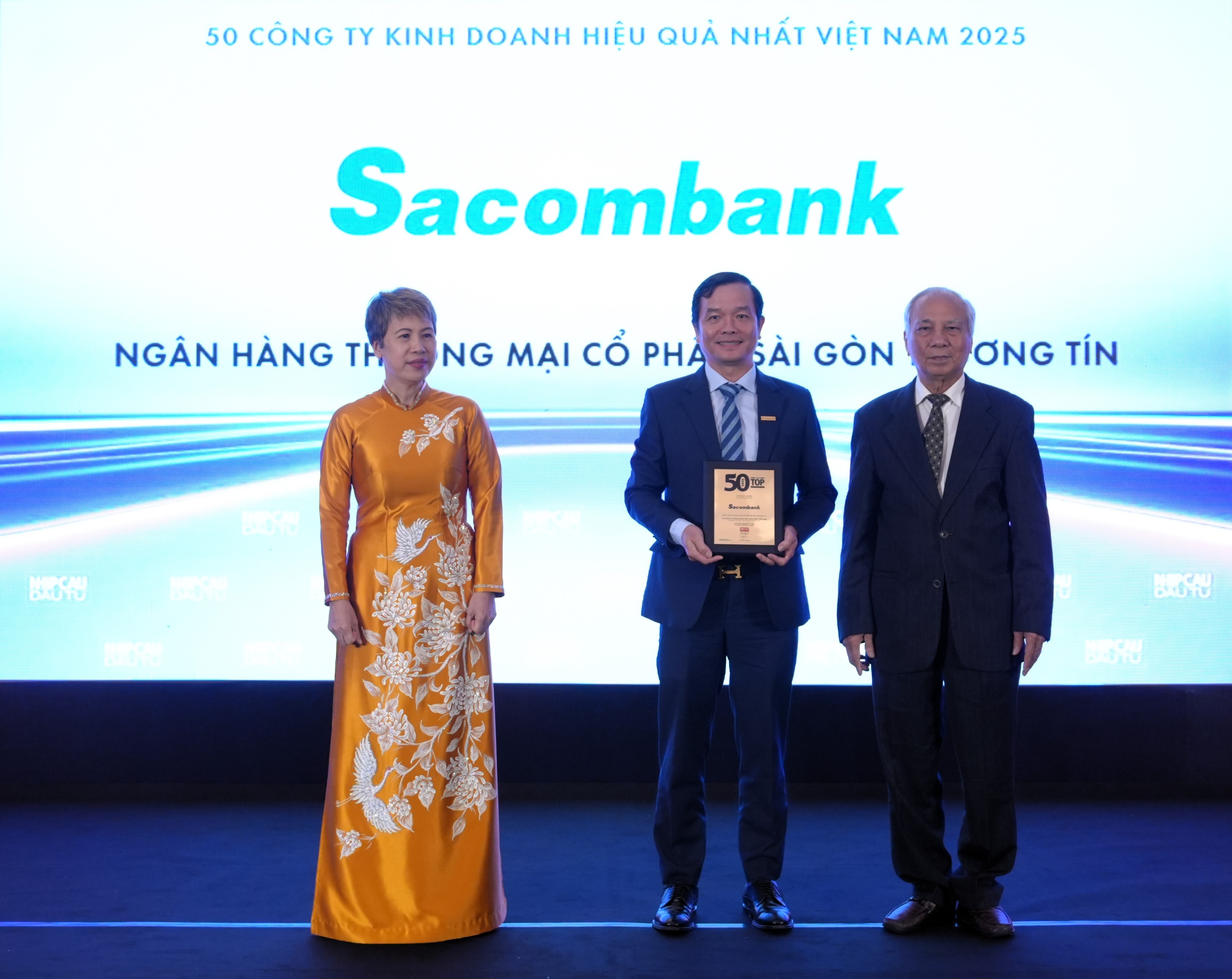 Ông Hà Văn Trung - P.TGĐ Sacombank nhận bảng vinh danh từ Ban tổ chức Ông Hà Văn Trung - P.TGĐ Sacombank nhận bảng vinh danh từ Ban tổ chức