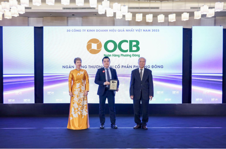 Đại diện OCB nhận chứng nhận Top 50 công ty niêm yết kinh doanh hiệu quả nhất Việt Nam 2025