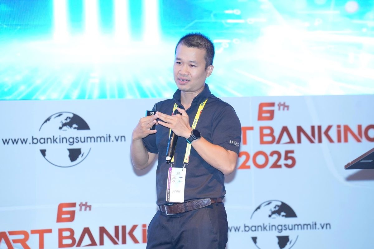 Ông Nguyễn Quốc Thắng, Kỹ sư Tư vấn Giải pháp Mạng của Juniper Networks Việt Nam trình bày tham luận chủ đề “Định nghĩa lại Bảo mật dựa trên AI” tại sự kiện