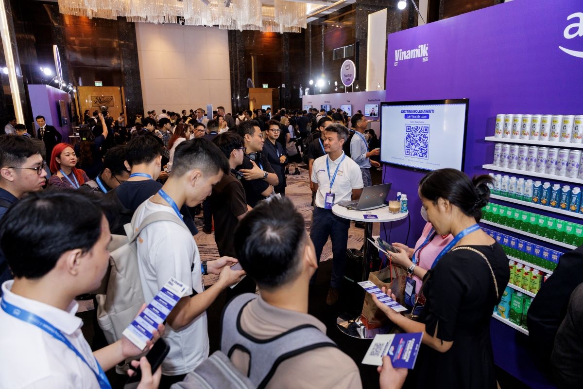 Gian hàng Vinamilk thu hút sự quan tâm của nhiều khách tham dự tại sự kiện AWS Cloud Day Việt Nam 2025 (Ảnh: AWS)