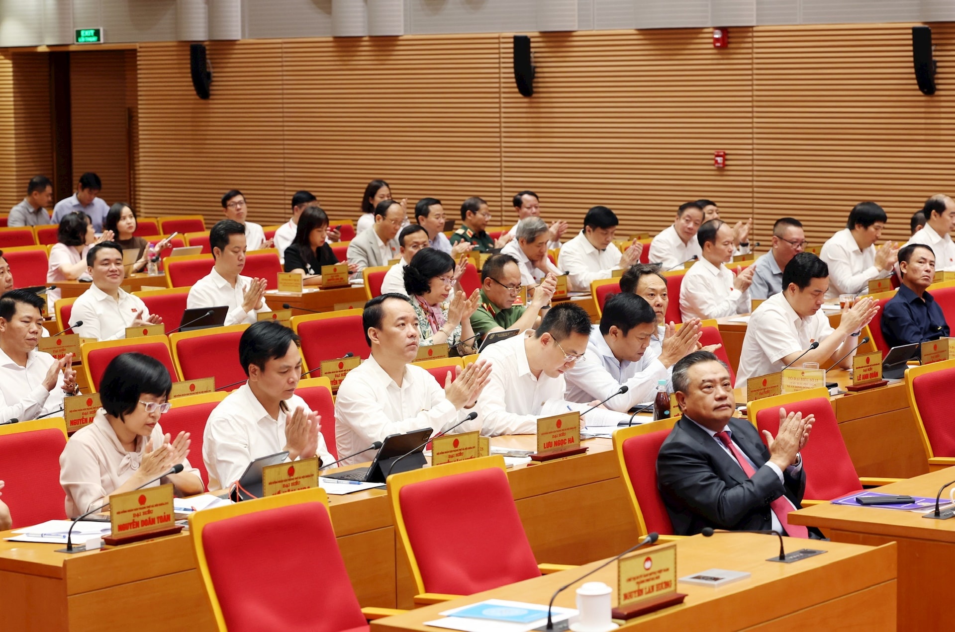 Các đại biểu dự kỳ họp.