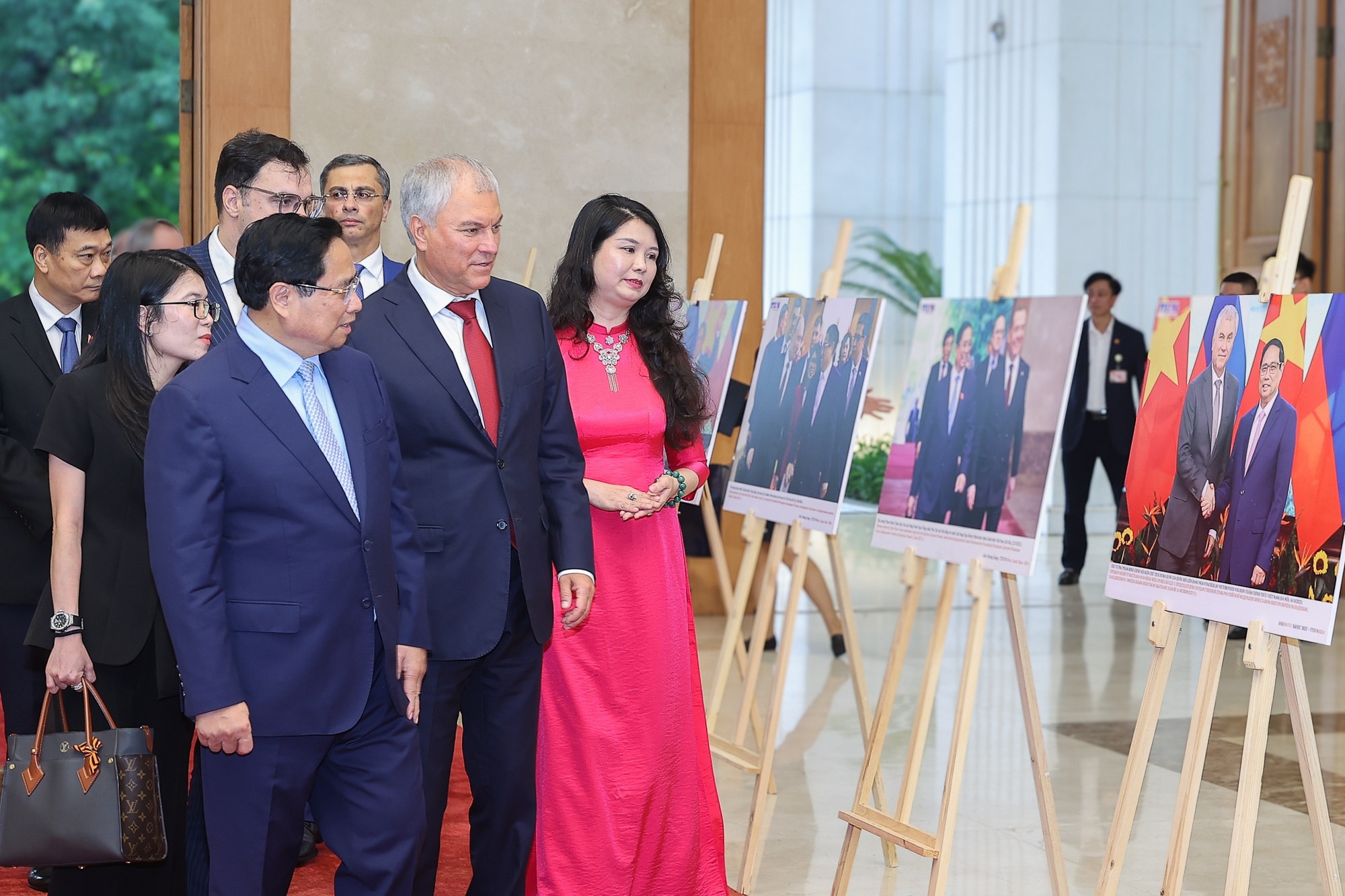Thủ tướng Phạm Minh Chính và Chủ tịch Duma Quốc gia Nga Vyacheslav Volodin tham quan trưng bày ảnh về quan hệ hợp tác giữa hai nước - Ảnh: VGP/Nhật Bắc