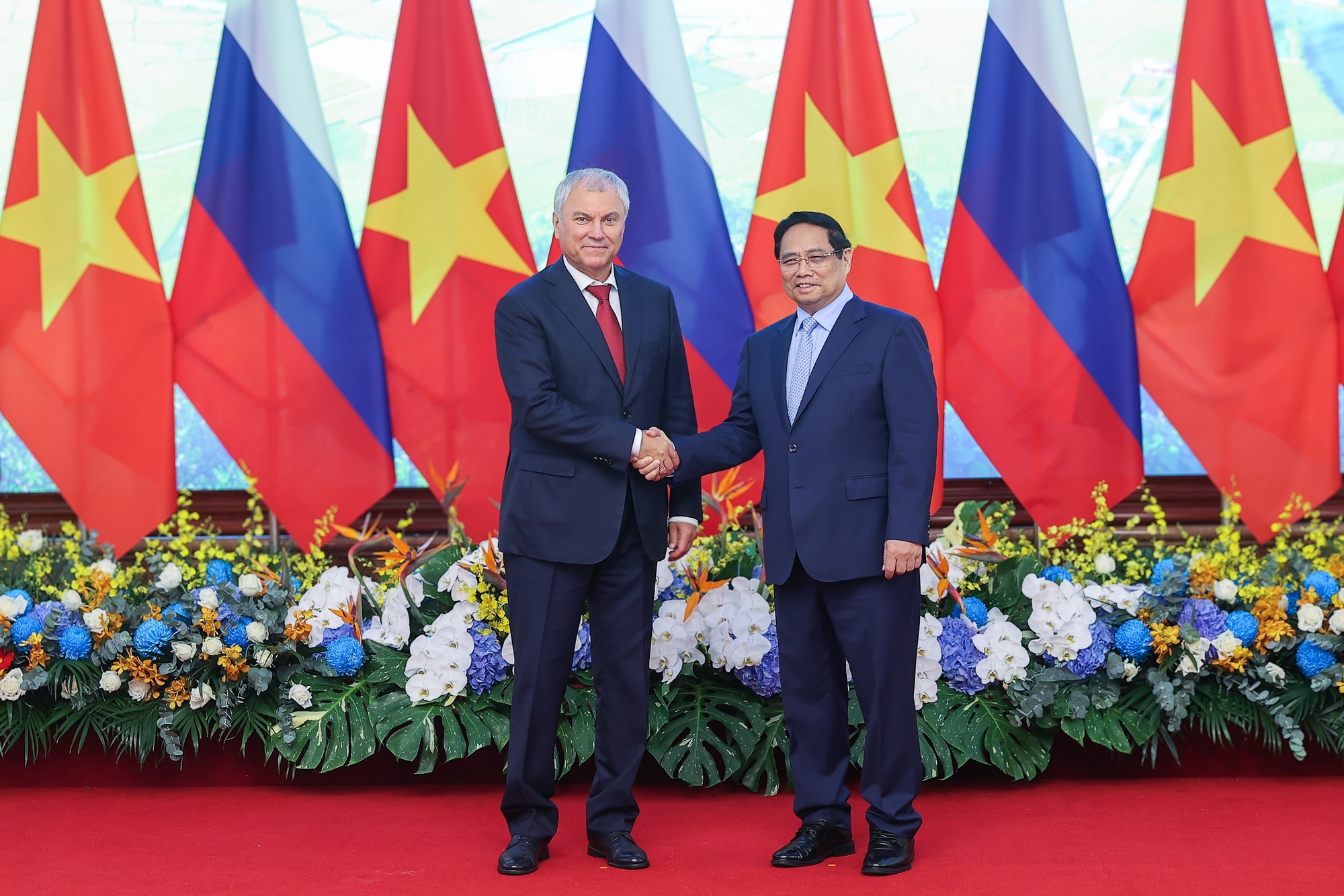 Thủ tướng Phạm Minh Chính nhiệt liệt chào mừng Chủ tịch Duma Quốc gia Nga V. Volodin và đoàn đại biểu cấp cao Liên bang Nga thăm chính thức Việt Nam - Ảnh: VGP/Nhật Bắc