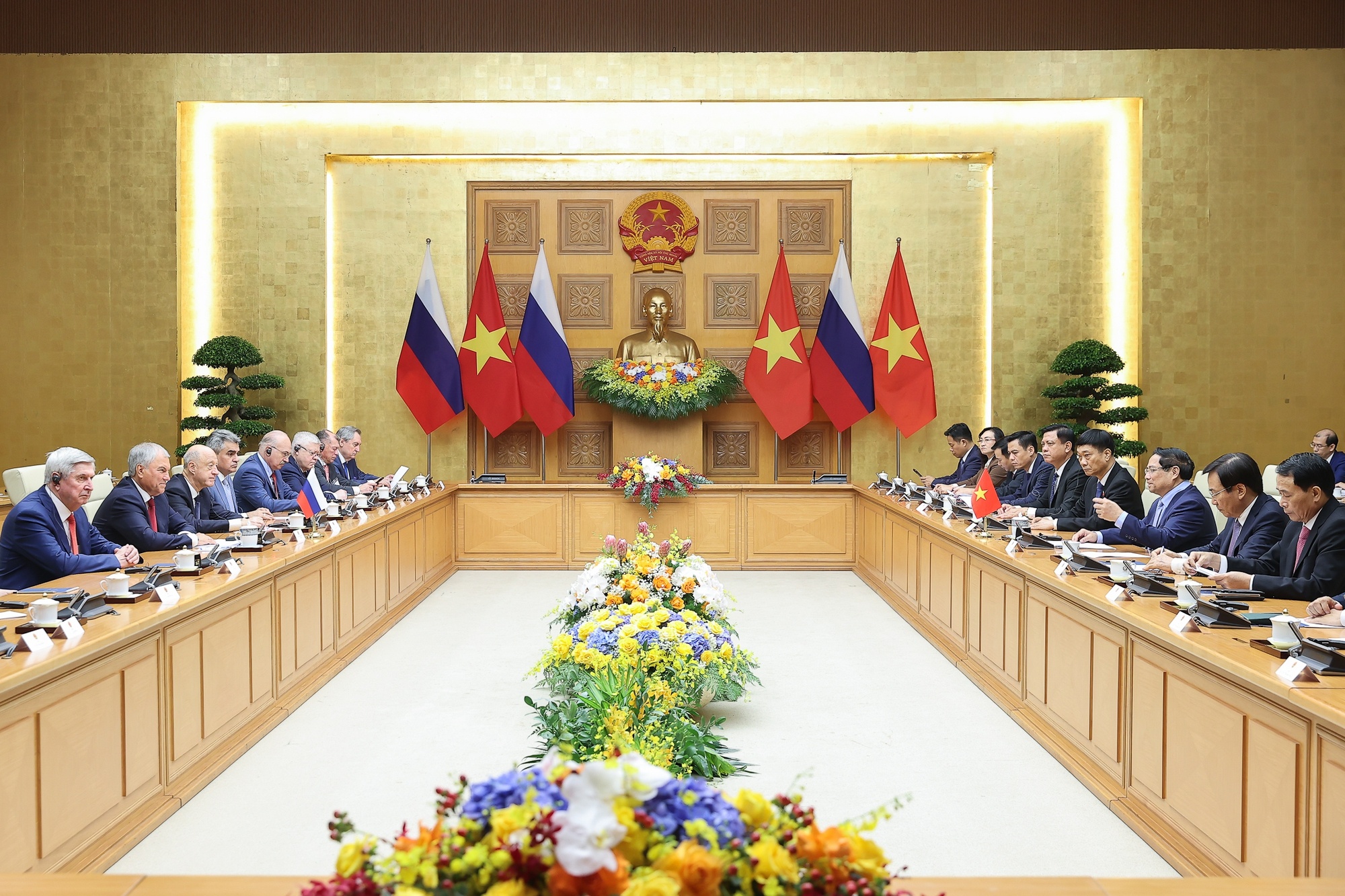 Thủ tướng Phạm Minh Chính và Chủ tịch Duma Quốc gia V. Volodin cũng nhất trí làm sâu sắc hơn nữa hợp tác trong lĩnh vực nhân văn, giáo dục - đào tạo, y tế, quốc phòng - an ninh - Ảnh: VGP/Nhật Bắc