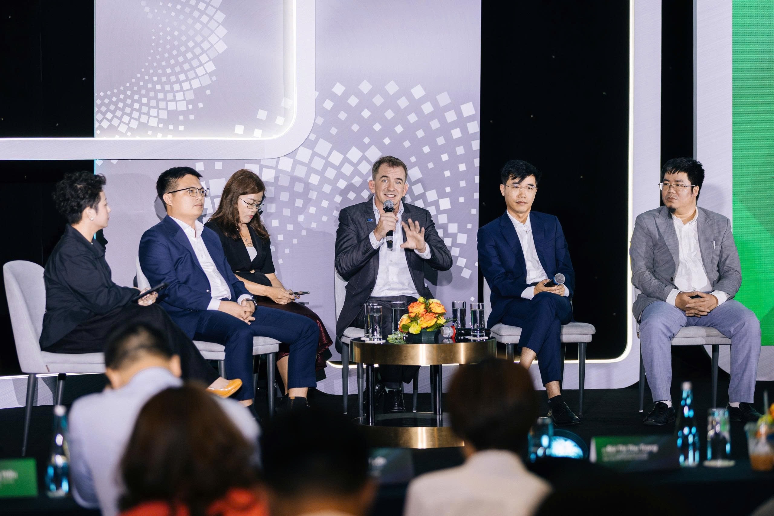 Visa và VPBank ra mắt Thẻ doanh nghiệp VPBiz Visa Platinum Visa và VPBank ra mắt Thẻ doanh nghiệp VPBiz Visa Platinum