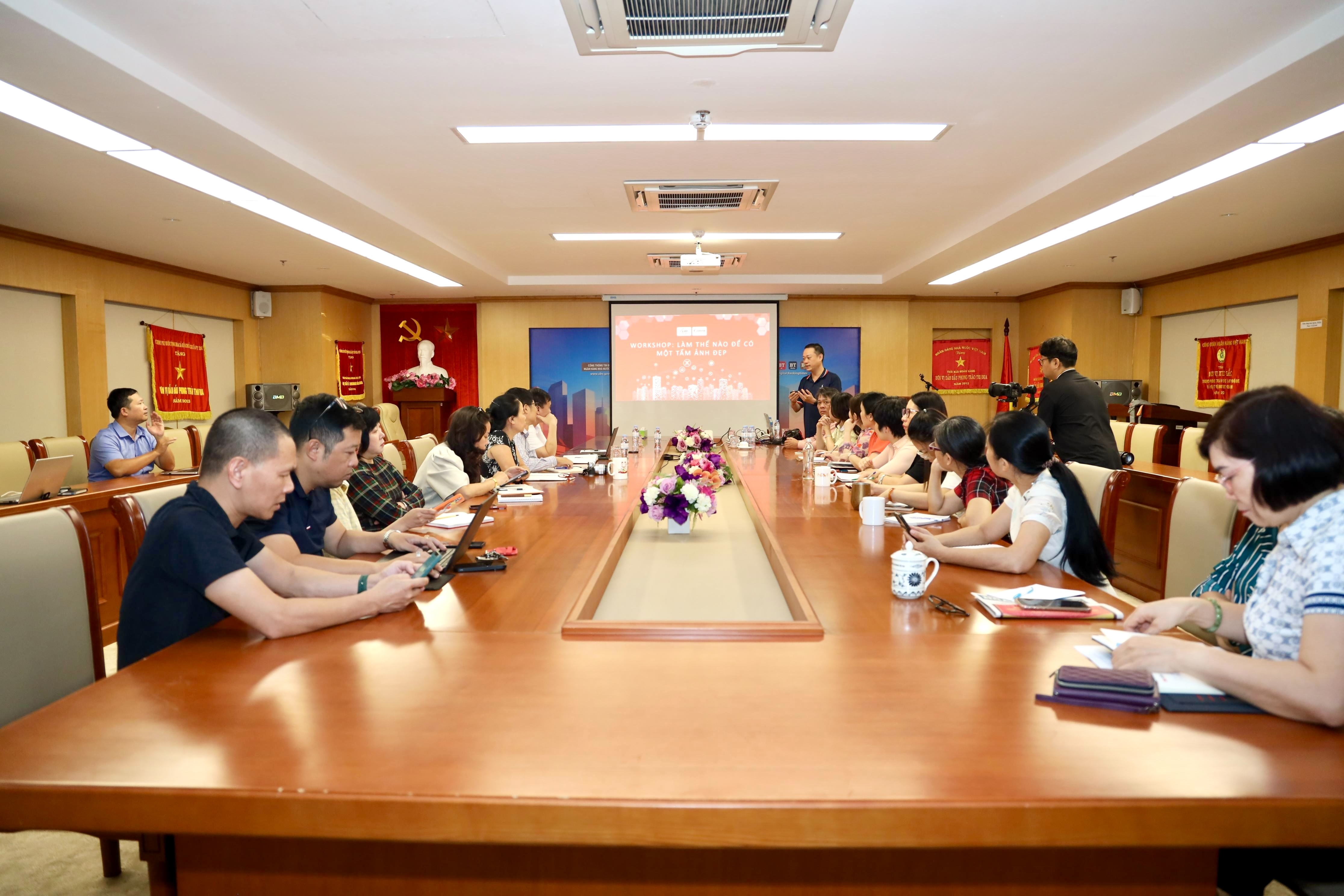 Thời báo Ngân hàng khai giảng lớp học nhiếp ảnh ứng dụng cho phóng viên