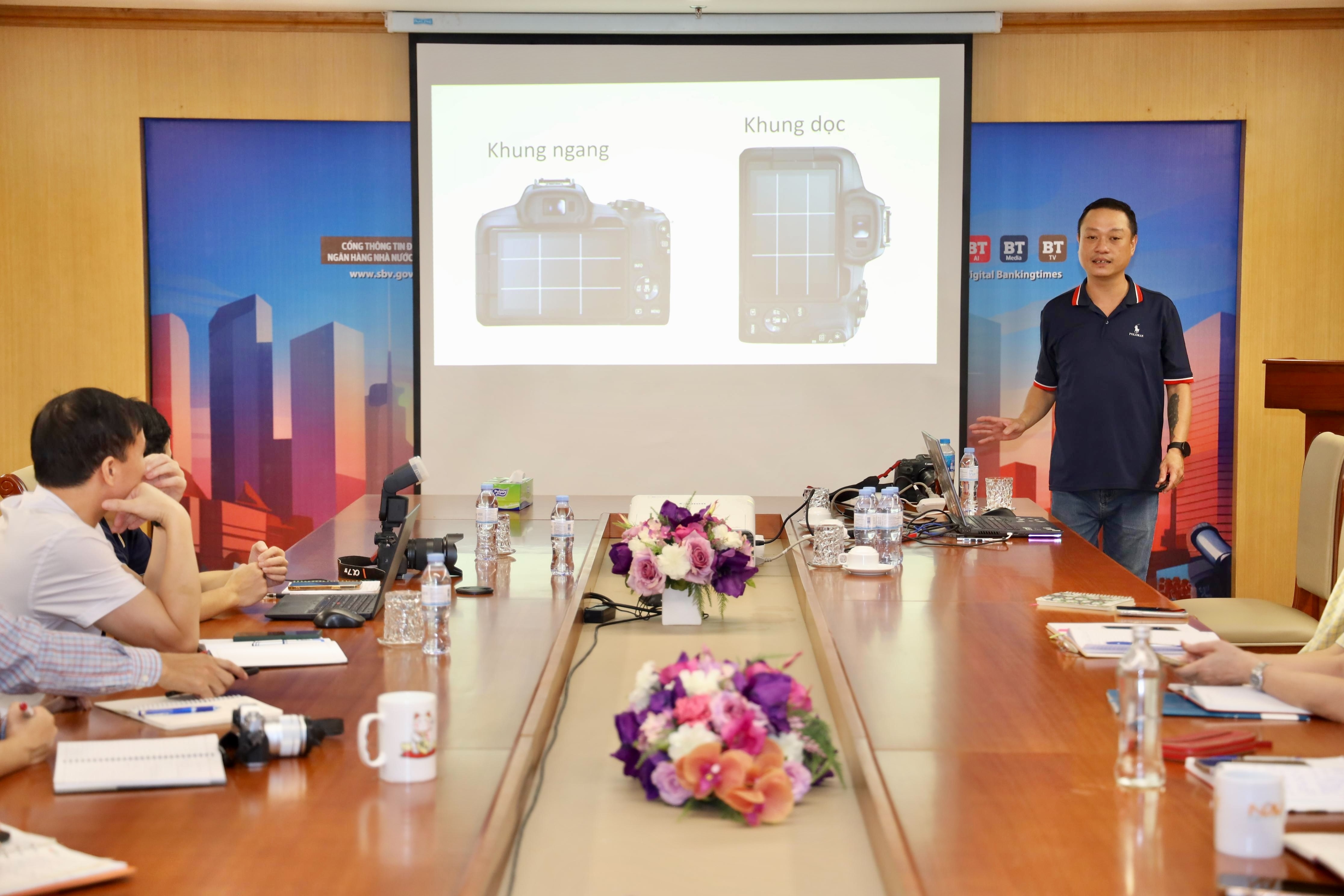 Thời báo Ngân hàng khai giảng lớp học nhiếp ảnh ứng dụng cho phóng viên