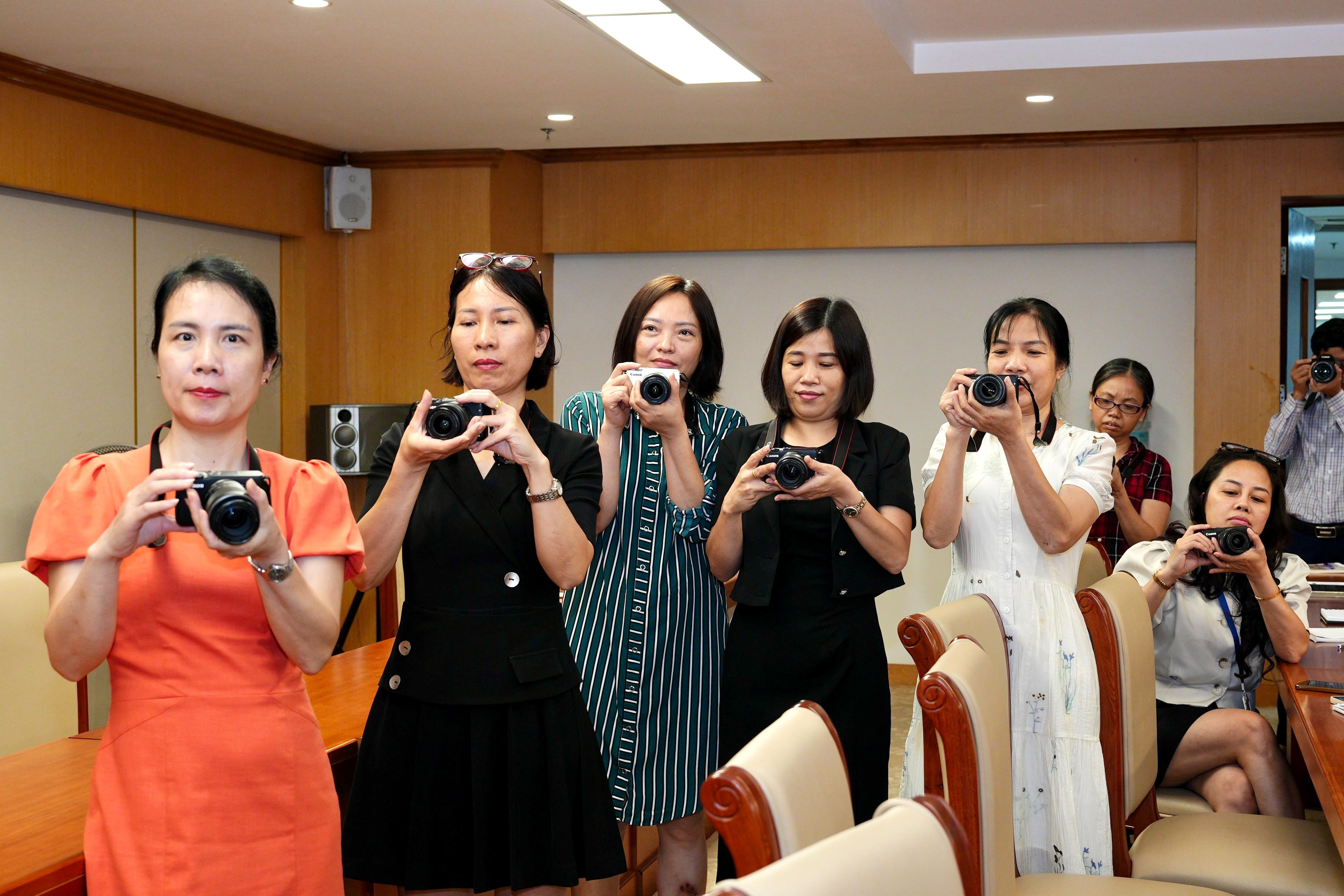 Thời báo Ngân hàng khai giảng lớp học nhiếp ảnh ứng dụng cho phóng viên
