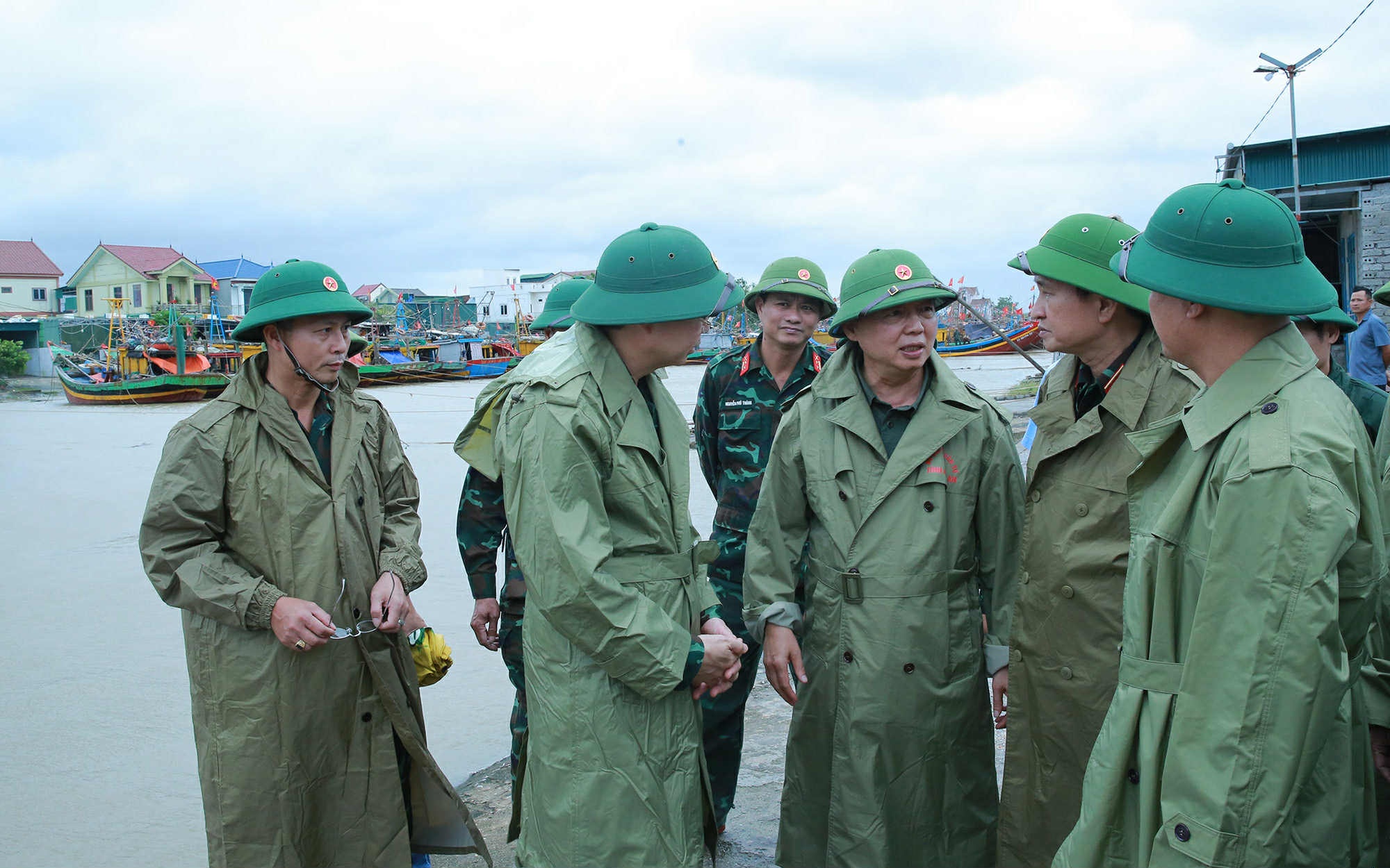 Phó Thủ tướng Chính phủ Trần Hồng Hà kiểm tra công tác ứng phó bão số 10 tại cảng cá Chiến Thắng, xã Ngọc Bích, Nghệ An chiều 28/9/2025 - Ảnh: VGP/Minh Khôi