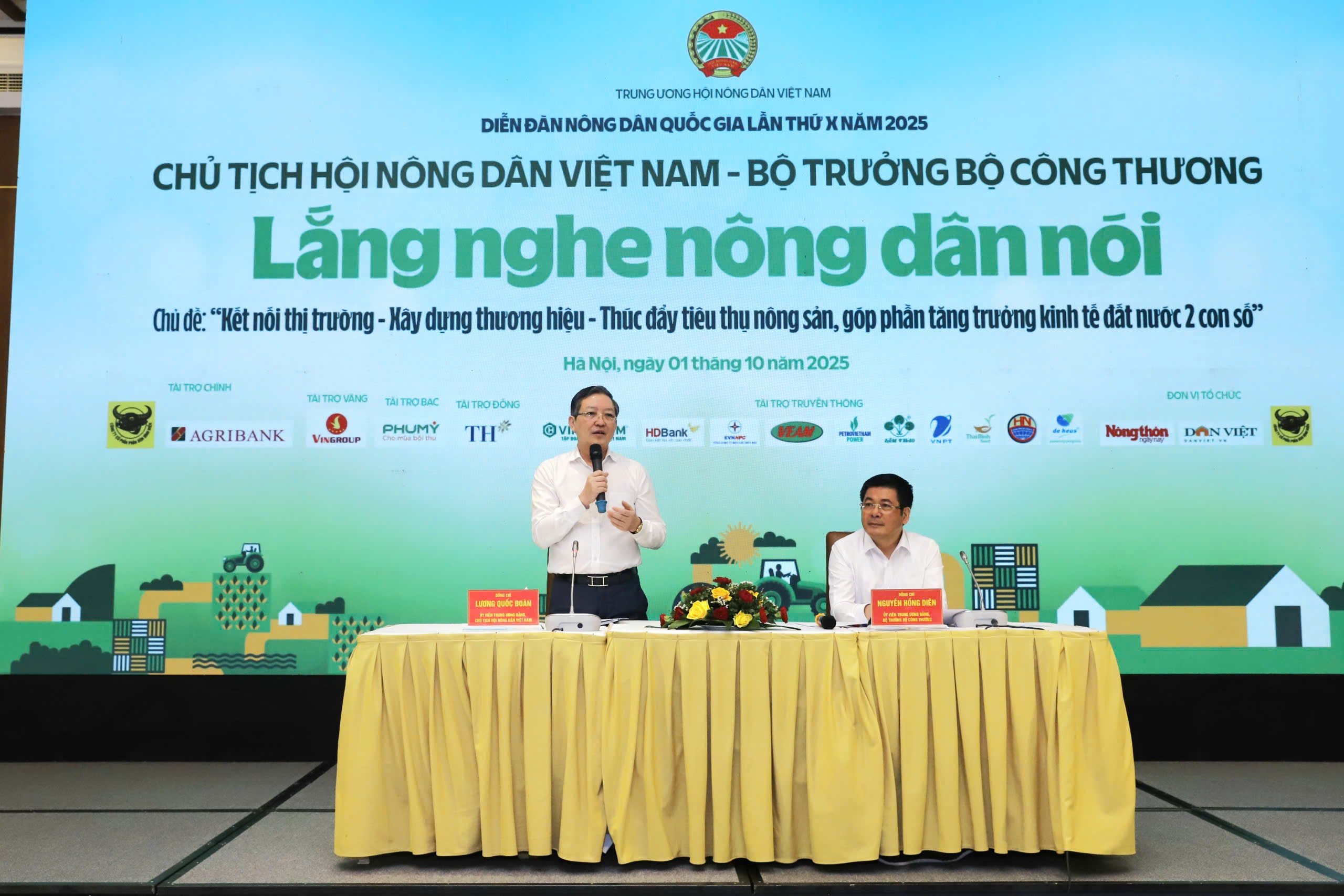 Ông Lương Quốc Đoàn và ông Nguyễn Hồng Diên điều hành Diễn đàn