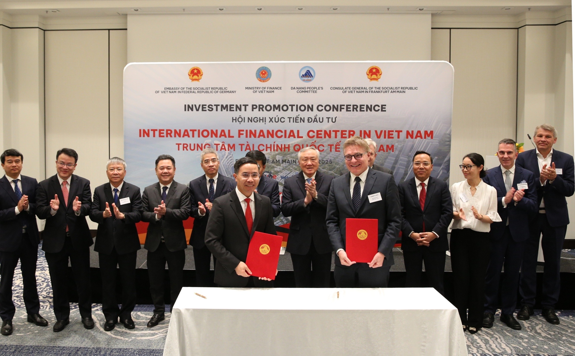 Chủ tịch UBND TP. Đà Nẵng Phạm Đức Ấn và Tổng Giám đốc điều hành Trung tâm tài chính Frankfurt Main Finance ký biên bản ghi nhớ về hợp tác chia sẻ kinh nghiệm trong tổ chức và vận hành Trung tâm tài chính quốc tế - Ảnh: VGP/Nguyễn Hoàng