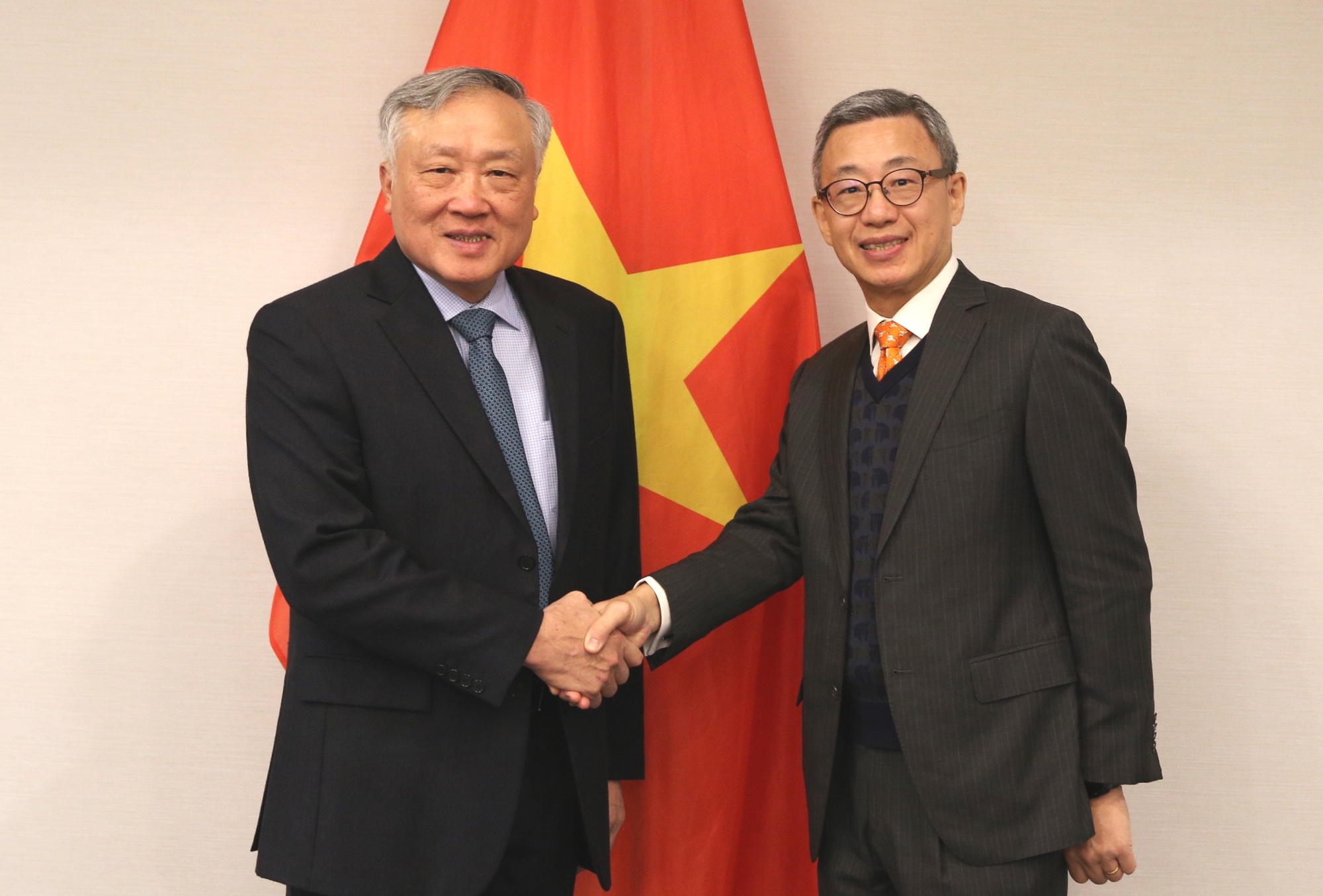 Phó Thủ tướng Thường trực Chính phủ Nguyễn Hòa Bình và ông King Au, Giám đốc điều hành Hội đồng Phát triển Dịch vụ tài chính Hong Kong (Trung Quốc) - Ảnh: VGP/Nguyễn Hoàng Phó Thủ tướng Thường trực Chính phủ Nguyễn Hòa Bình và ông King Au, Giám đốc điều hành Hội đồng Phát triển Dịch vụ tài chính Hong Kong (Trung Quốc) - Ảnh: VGP/Nguyễn Hoàng