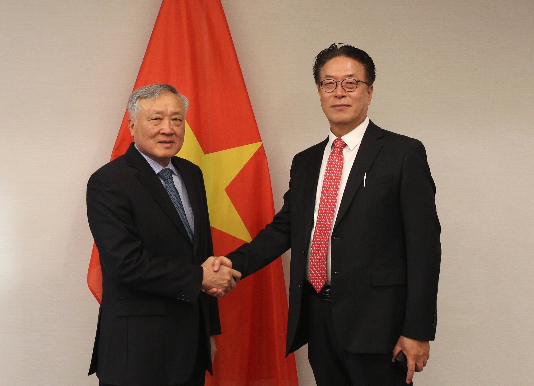 Phó Thủ tướng Thường trực Nguyễn Hòa Bình gặp ông MyongHo Rhee, Chủ tịch Trung tâm Tài chính Busan - Ảnh: VGP/Nguyễn Hoàng Phó Thủ tướng Thường trực Nguyễn Hòa Bình gặp ông MyongHo Rhee, Chủ tịch Trung tâm Tài chính Busan - Ảnh: VGP/Nguyễn Hoàng