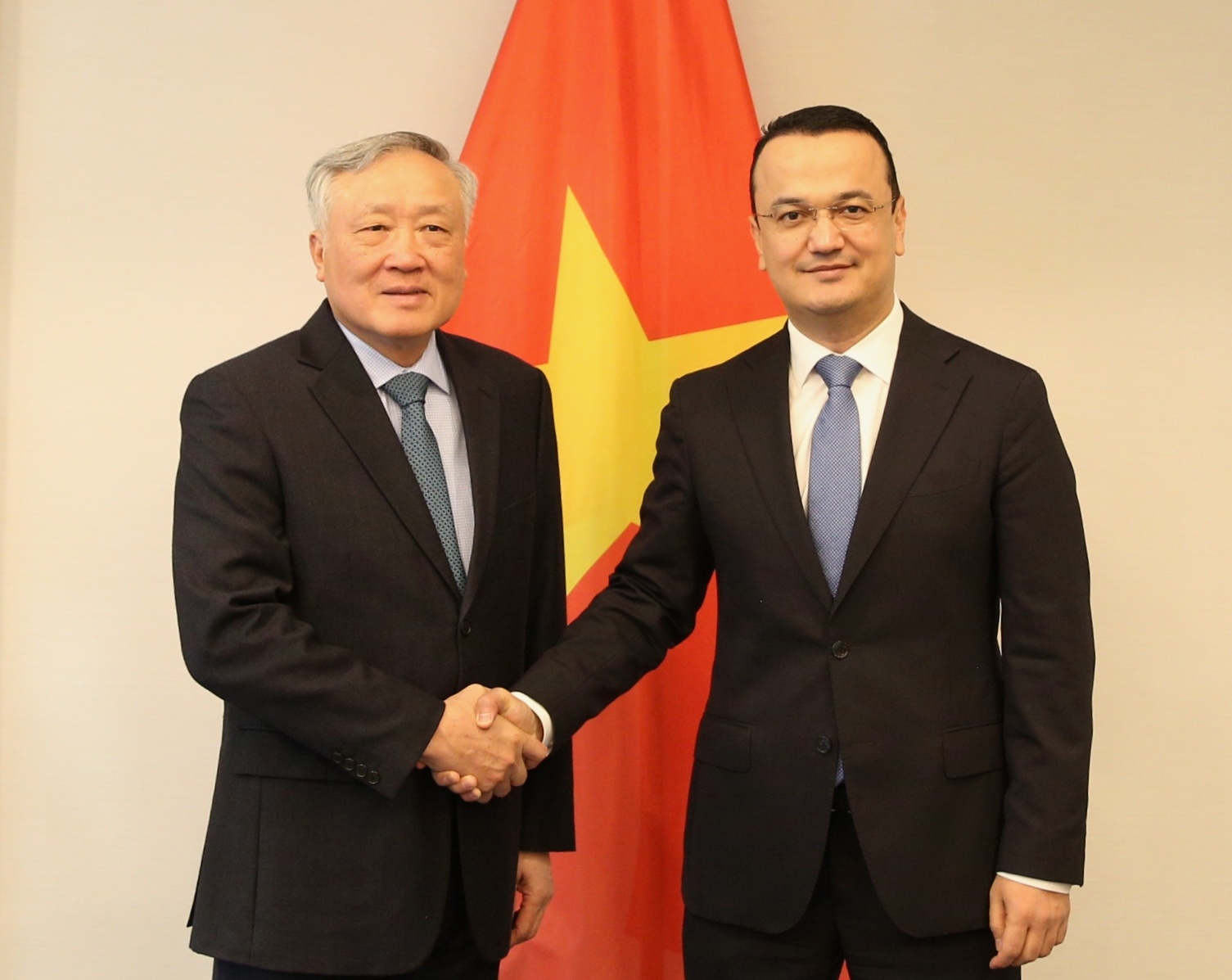 Phó Thủ tướng Thường trực Nguyễn Hòa Bình làm việc với ông Laziz Kudratov, Bộ trưởng Bộ Đầu tư, Công nghiệp và Thương mại Uzbekistan - Ảnh: VGP/Nguyễn Hoàng Phó Thủ tướng Thường trực Nguyễn Hòa Bình làm việc với ông Laziz Kudratov, Bộ trưởng Bộ Đầu tư, Công nghiệp và Thương mại Uzbekistan - Ảnh: VGP/Nguyễn Hoàng