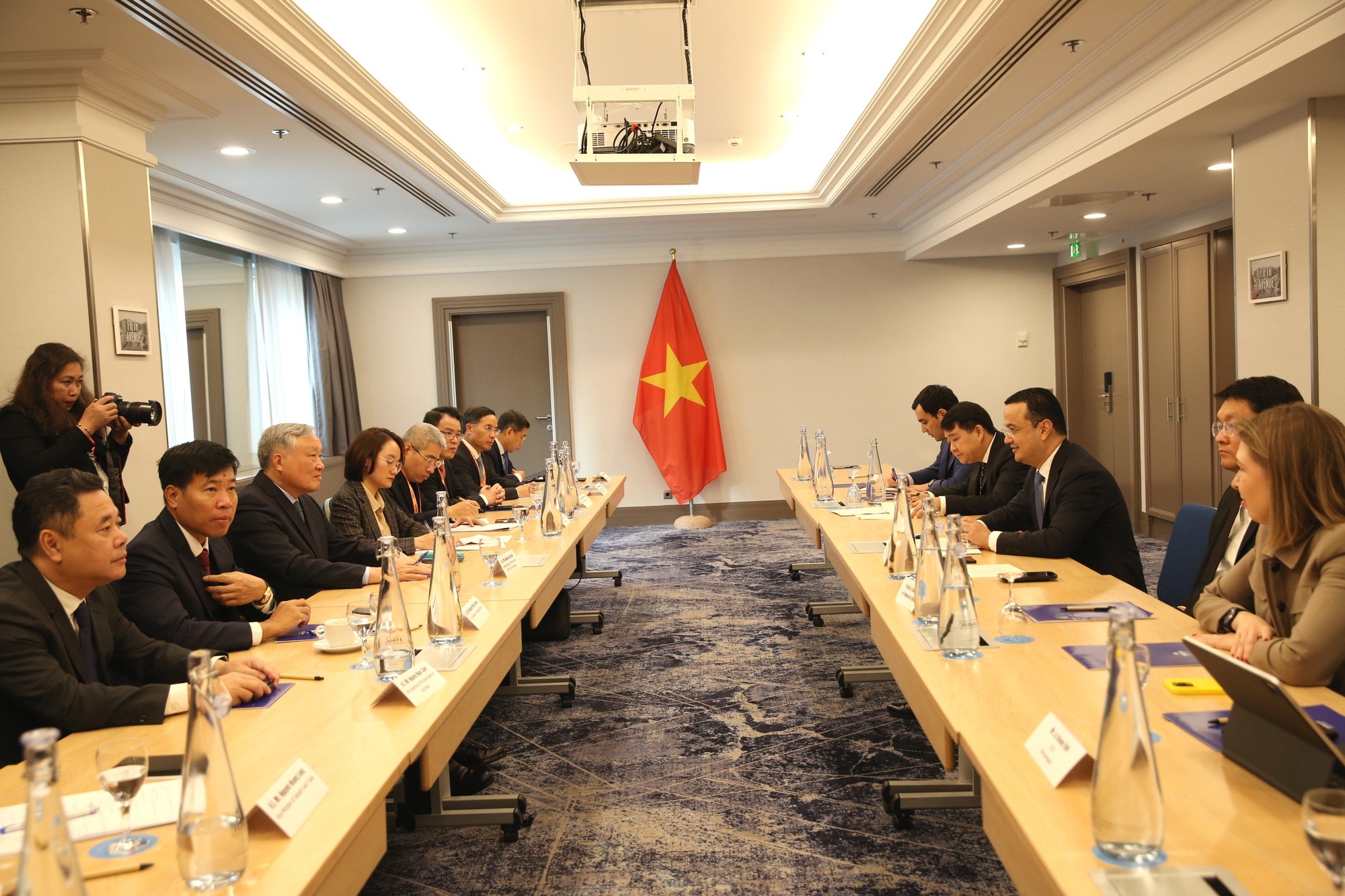 Hai bên nhất trí coi Trung tâm tài chính quốc tế là cơ hội hợp tác mới, nhằm kết nối khu vực ASEAN và Trung Á, mở rộng đầu tư và thương mại giữa hai nước - Ảnh: VGP/Nguyễn Hoàng Hai bên nhất trí coi Trung tâm tài chính quốc tế là cơ hội hợp tác mới, nhằm kết nối khu vực ASEAN và Trung Á, mở rộng đầu tư và thương mại giữa hai nước - Ảnh: VGP/Nguyễn Hoàng