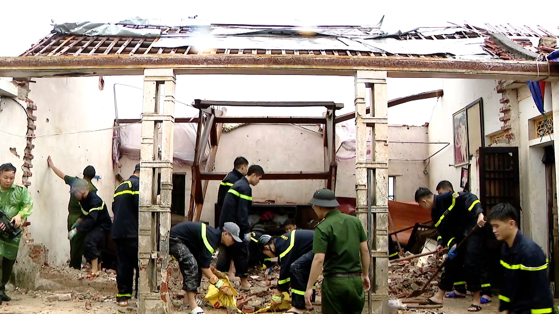 Tập trung khắc phục nhanh hậu quả bão số 10 và mưa lũ sau bão