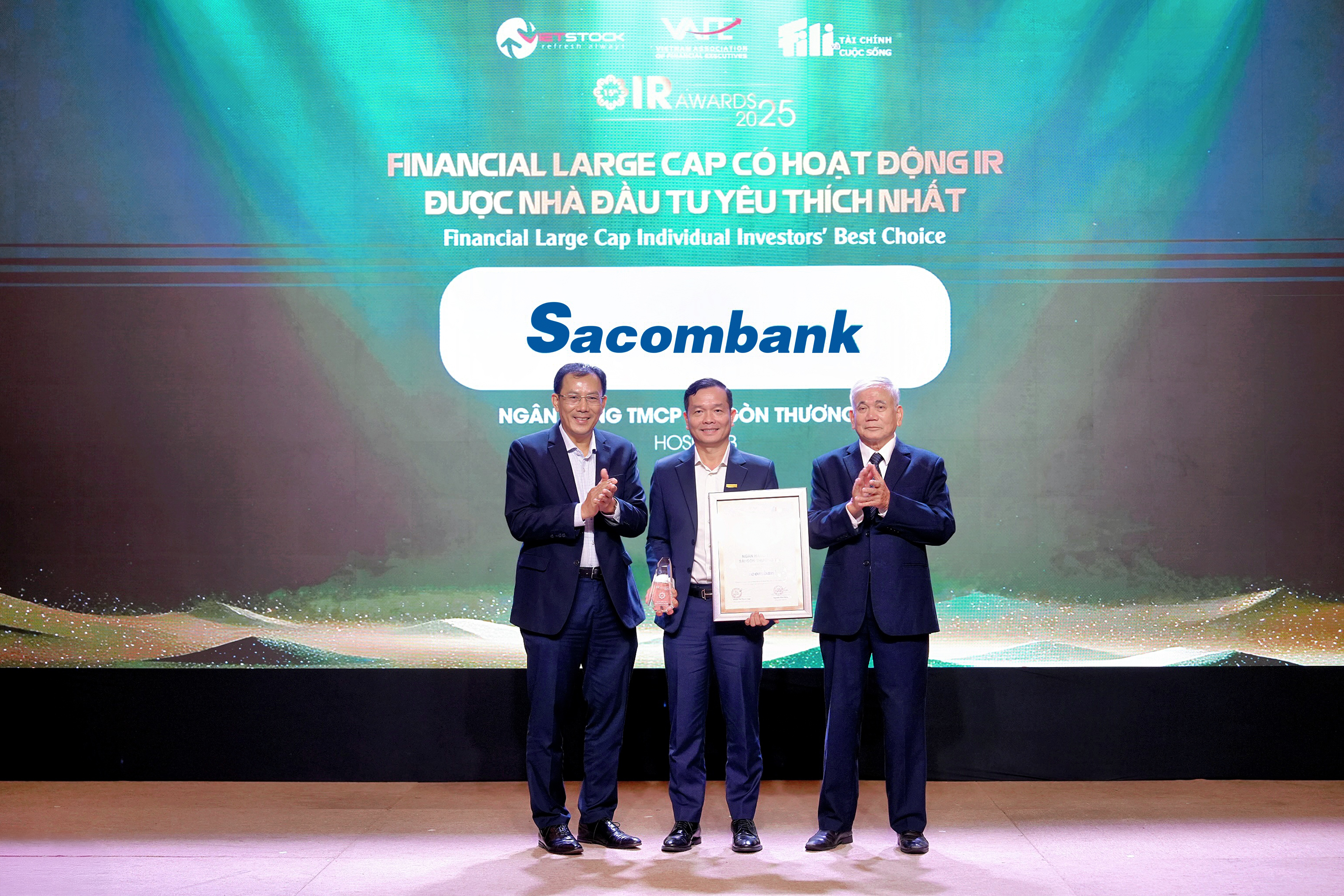 Đại diện Sacombank, ông Hà Văn Trung - Phó tổng giám đốc (đứng giữa) nhận giải thưởng “Financial Large Cap có hoạt động IR được Nhà đầu tư yêu thích nhất” năm 2025