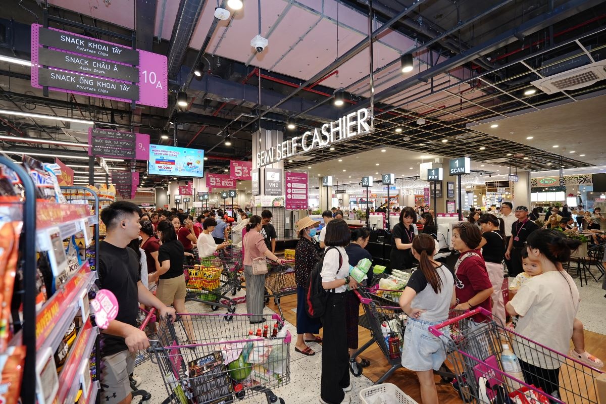 Nhân dịp khai trương, đông đảo du khách đến mua sắm, trải nghiệm tại Siêu thị AEON Văn Giang Nhân dịp khai trương, đông đảo du khách đến mua sắm, trải nghiệm tại Siêu thị AEON Văn Giang