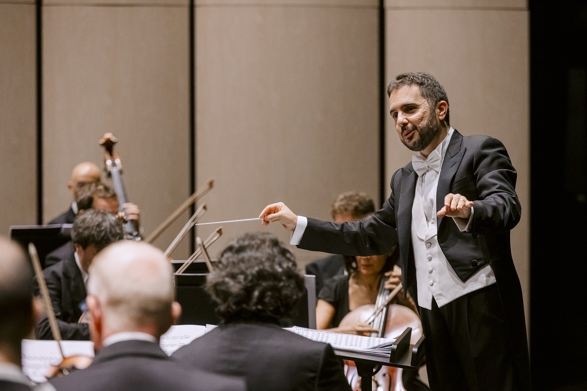 Dưới sự chỉ huy của nhạc trưởng Alberto Maniaci, Dàn nhạc Nhà hát Teatro Massimo đã phô diễn trọn vẹn sức mạnh và vẻ đẹp của âm nhạc Ý: vừa chuẩn mực, tinh tế vừa cháy bỏng và giàu cảm xúc. Alberto Maniaci nổi tiếng với khả năng chỉ huy xuất sắc và đam mê sâu sắc với âm nhạc cổ điển, từng nhiều lần hợp tác với các dàn nhạc nổi tiếng thế giới