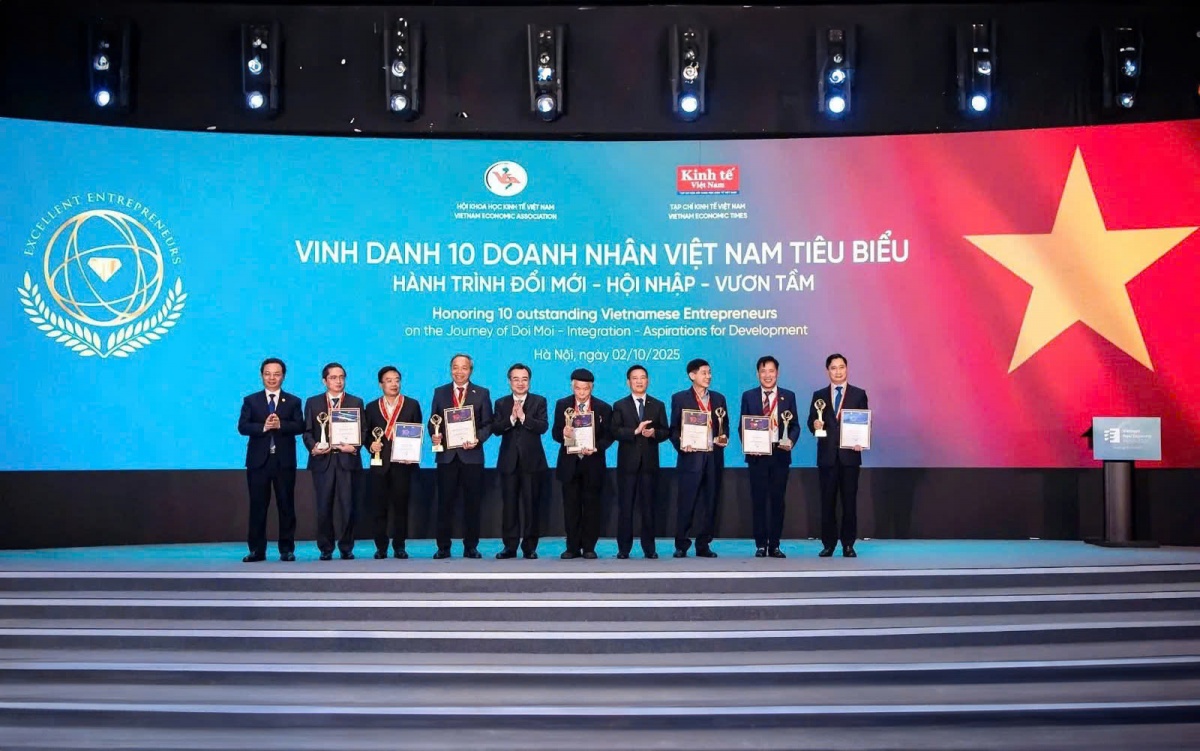Doanh nhân Trần Trí Mạnh (thứ 2, từ phải qua) tại buổi vinh danh Doanh nhân Việt Nam tiêu biểu 2025.