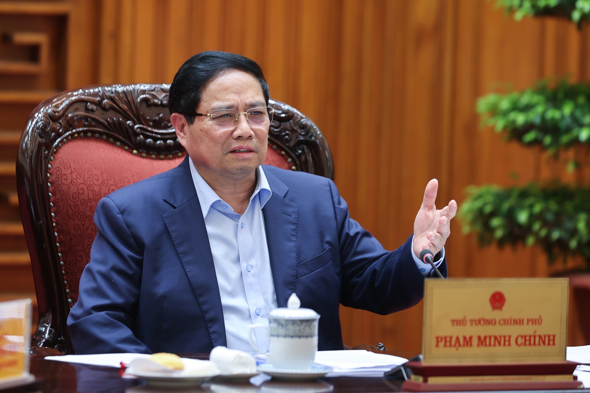 Thủ tướng phân tích thêm một số nội dung về đánh giá tình hình, công tác chỉ đạo, điều hành, phản ứng chính sách trong tháng 9, quý III và 9 tháng; dự báo tình hình thời gian tới; những nhiệm vụ, giải pháp trọng tâm, đột phá trong tháng 10 và quý IV trên 