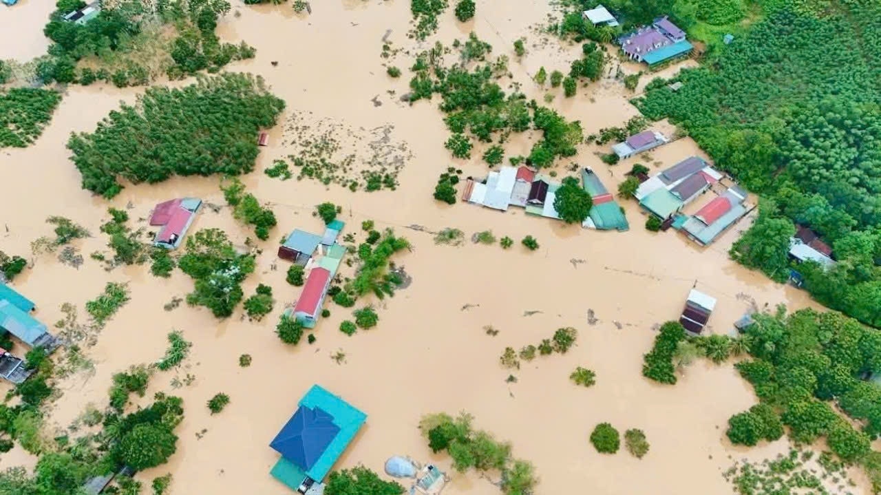 Nhiều nhà dân ở Nghệ An bị ngập nặng sau bão số 10