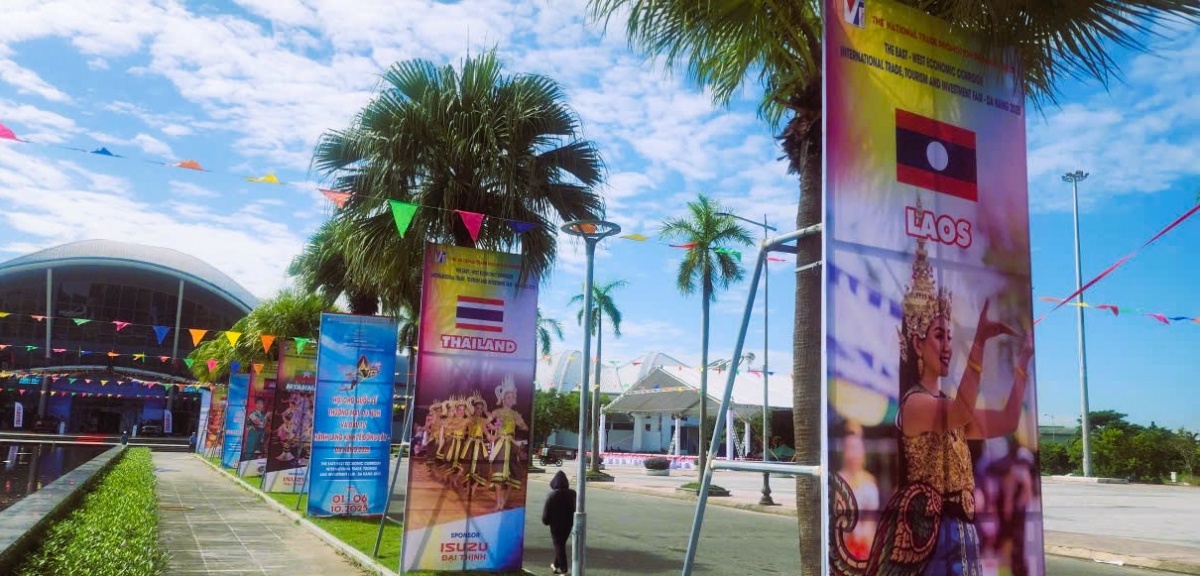 Diễn ra từ nay đến 6/10/2025, Hội chợ EWEC - Đà Nẵng năm 2025 có quy mô hơn 200 gian hàng của hơn 150 doanh nghiệp các tỉnh, thành trong cả nước cùng các gian hàng đại diện của một số nước Hành lang kinh tế Đông Tây như Lào, Thái Lan, Campuchia, Indonesia…